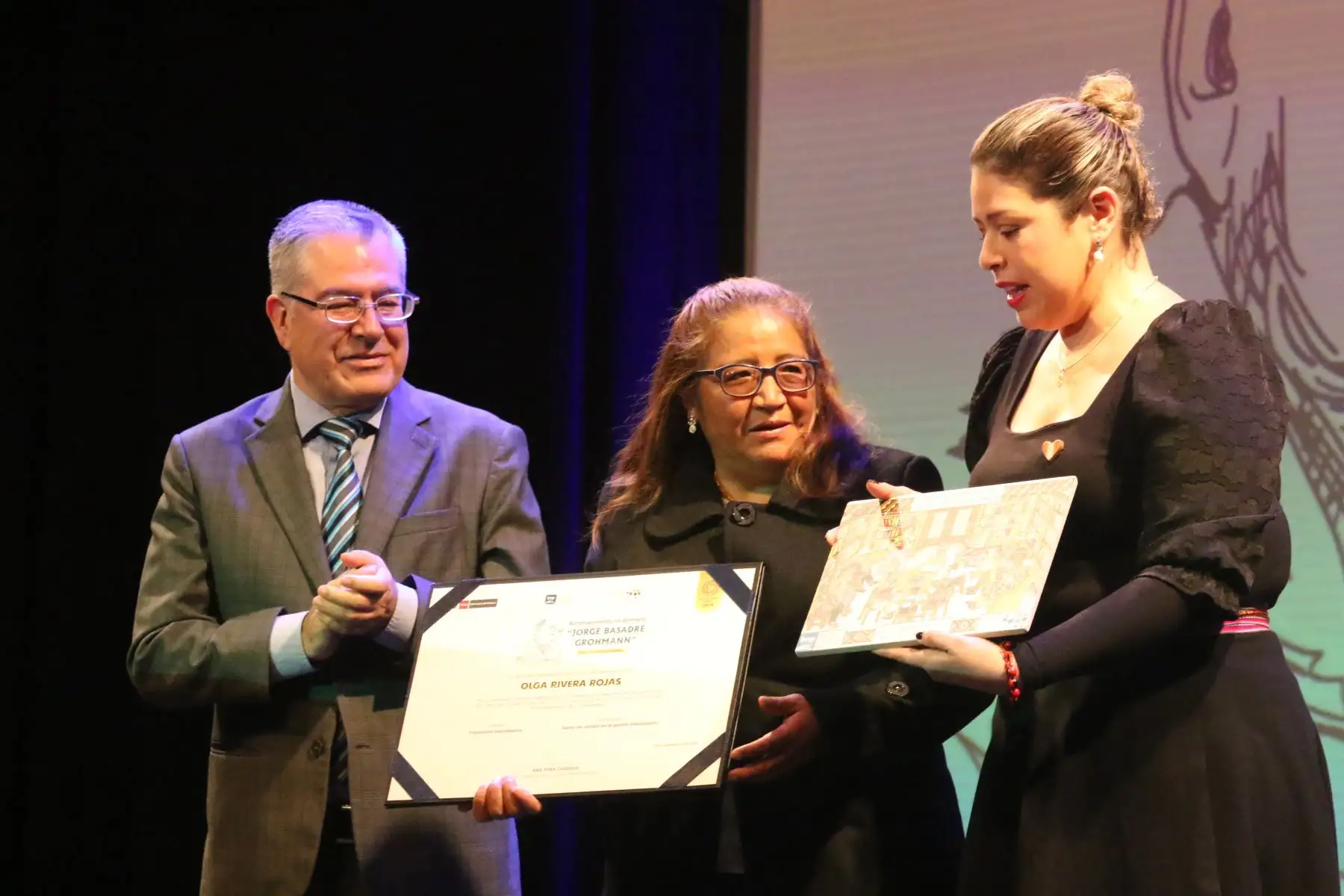 Biblioteca Nacional del Perú  otorga el reconocimiento no dinerario “Jorge Basadre Grohmann – Edición Bicentenario”,   a Olga Rivera Rojas.
Foto: ANDINA/ Héctor Vinces