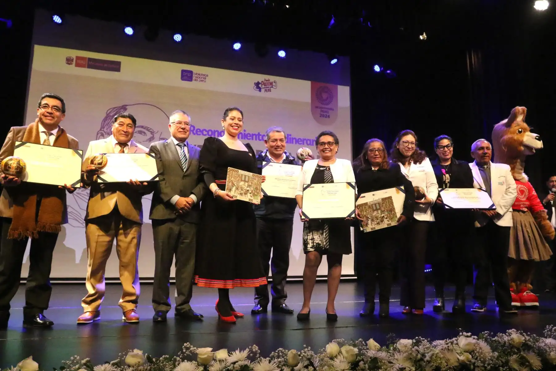 Ana Peña Cardoza, Jefe Institucional de la Biblioteca Nacional del Perú  participa en la ceremonia de reconocimiento no dinerario “Jorge Basadre Grohmann – Edición Bicentenario”,  en el Teatro Auditorio “Mario Vargas Llosa”.
Foto: ANDINA/ Héctor Vinces