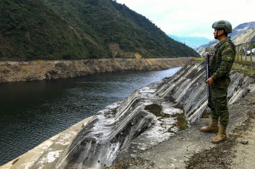 Un integrante de las Fuerzas Armadas de Ecuador recorre el embalse de Mazar. Foto: EFE