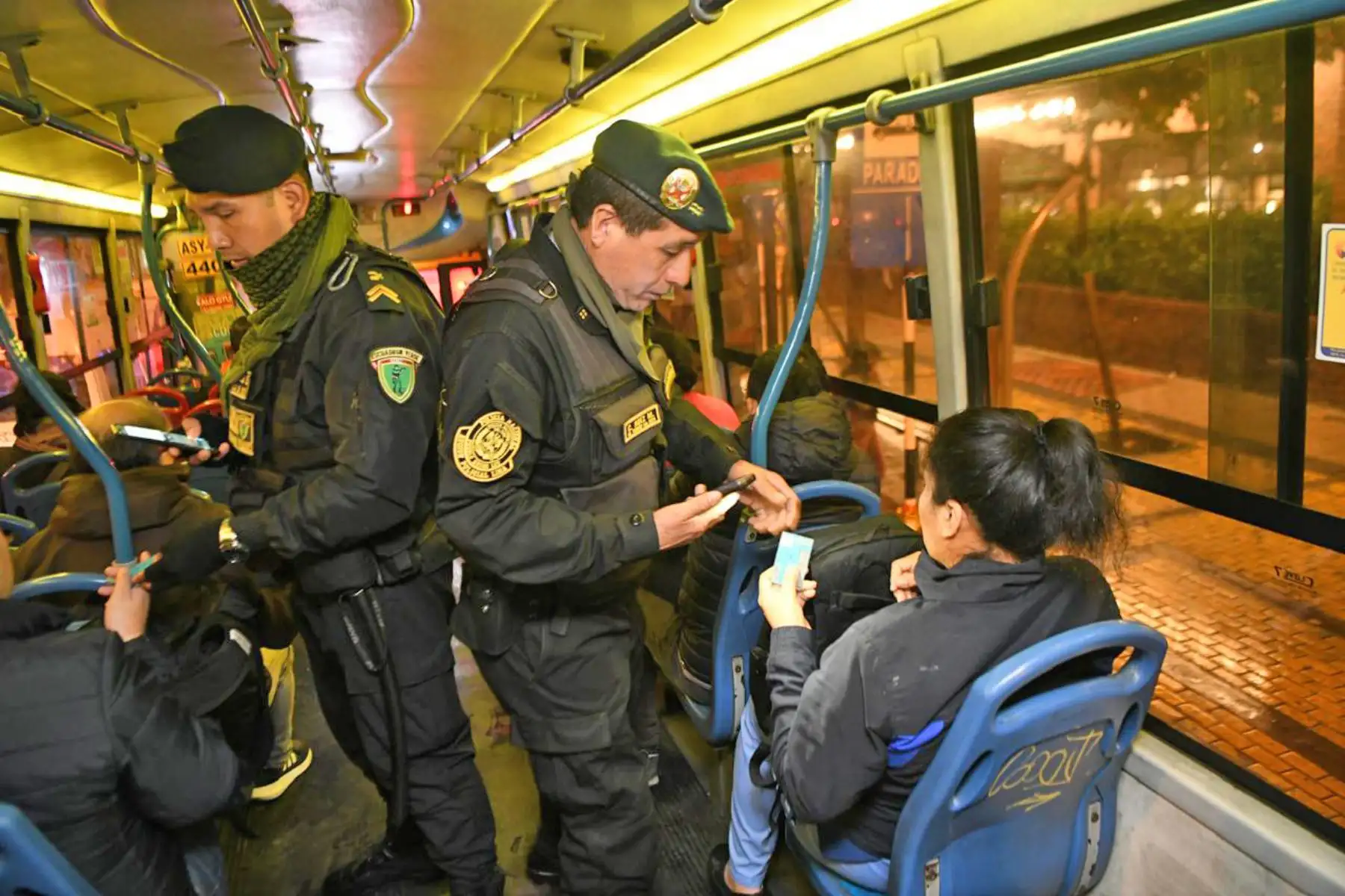 Desde tempranas horas se realizaron controles de identidad de forma inopinada y en zonas estratégicas de todo Lima Metropolitana. Foto: Mininter