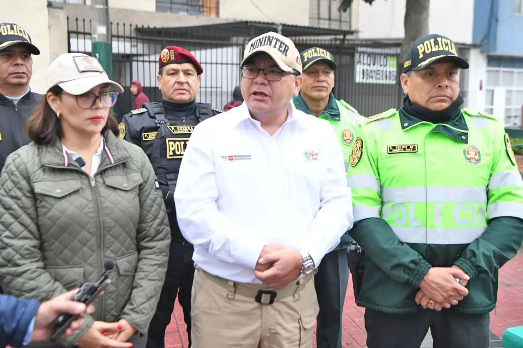Junto a la alcaldesa de la Municipalidad de Surquillo, Cintia Loayza, y el jefe de la Región Policial Lima, el ministro Juan José Santiváñez remarcó la importancia de continuar intensificando los operativos Amanecer Seguro. Foto: Mininter