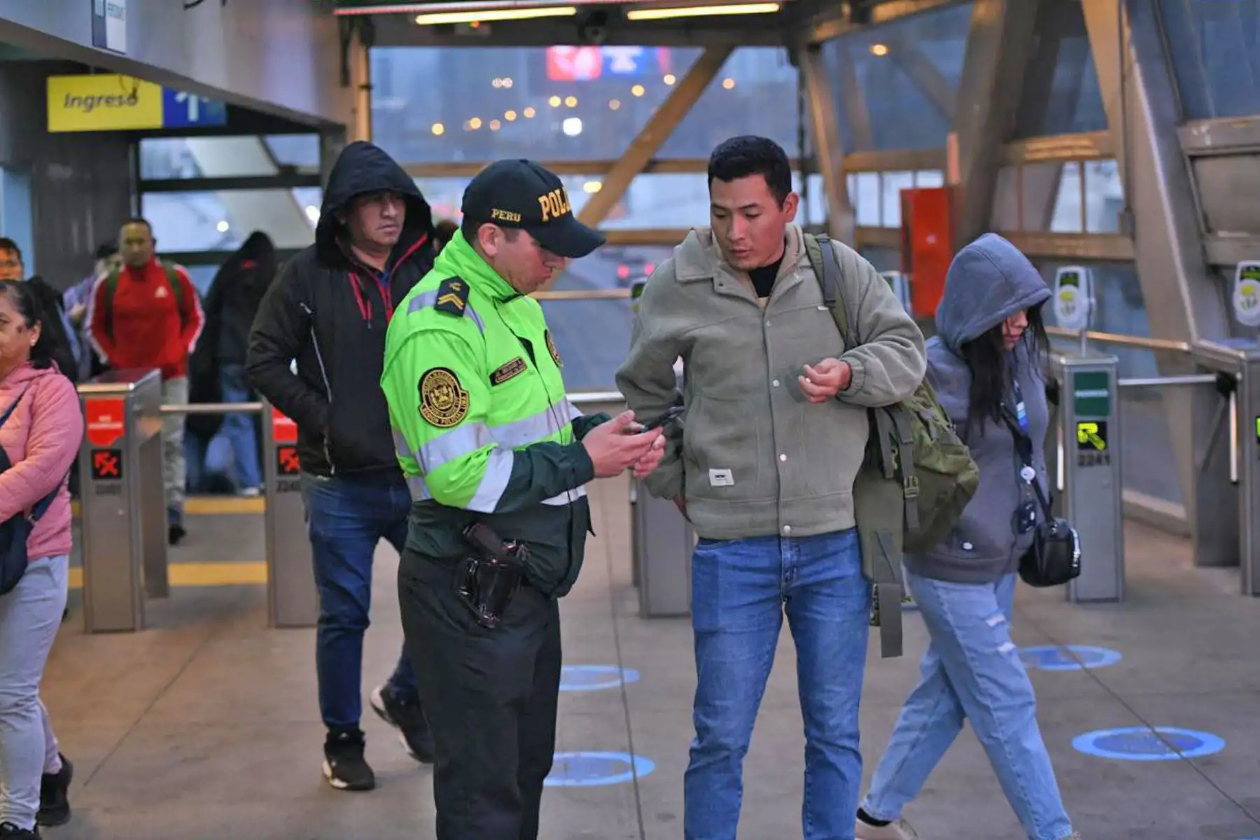 Desde tempranas horas se realizaron controles de identidad de forma inopinada y en zonas estratégicas de todo Lima Metropolitana. Foto: Mininter