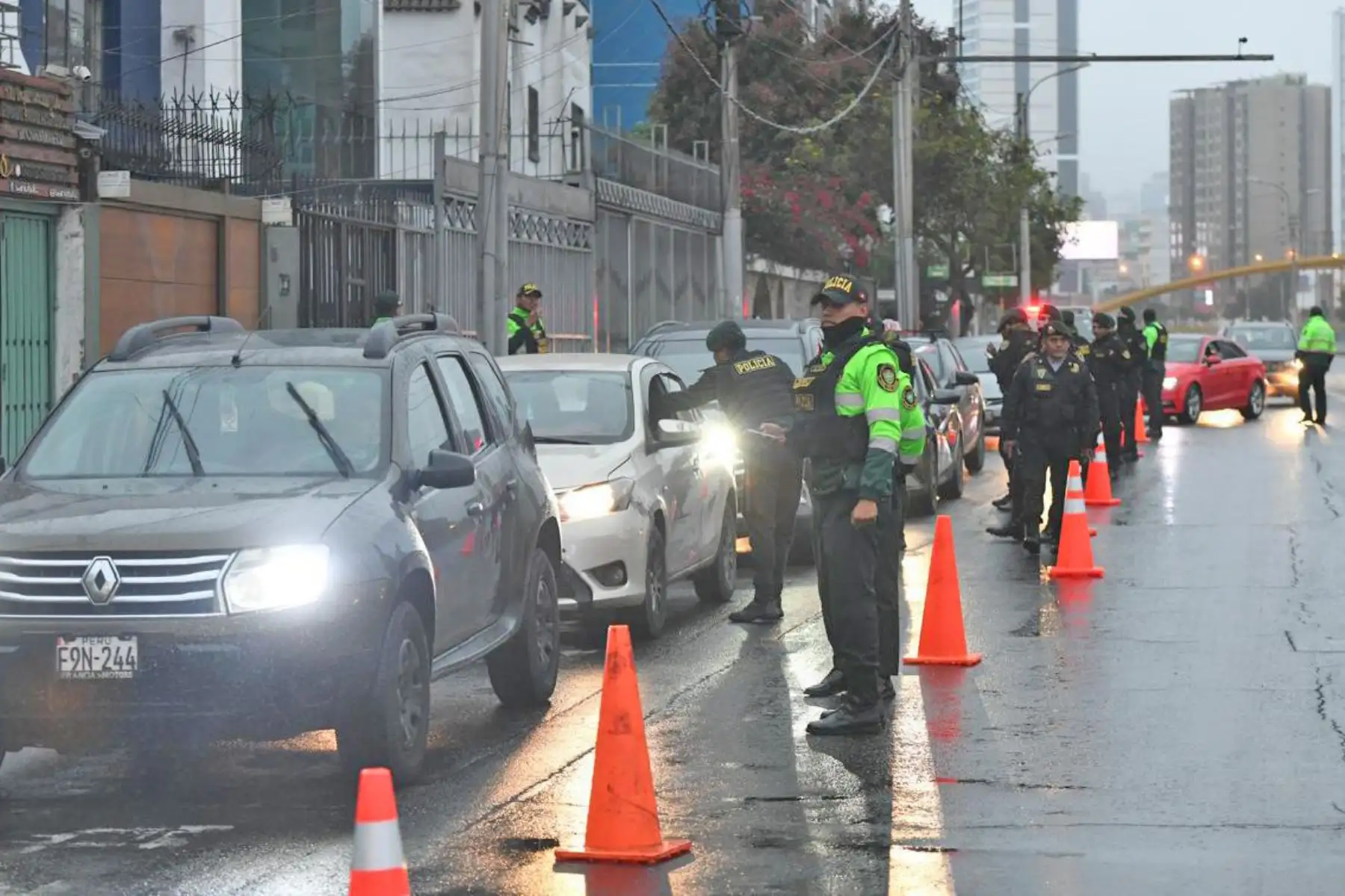 Desde tempranas horas se realizaron controles de identidad de forma inopinada y en zonas estratégicas de todo Lima Metropolitana. Foto: Mininter