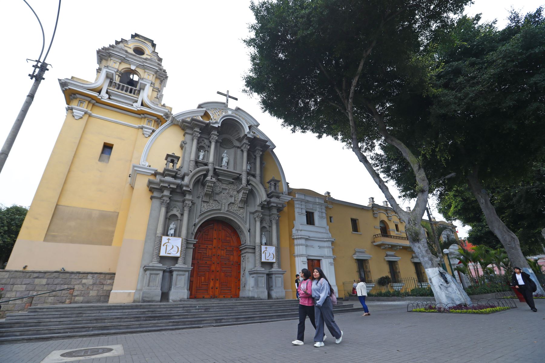 En la primera etapa, del 21 al 31 de octubre, el desvío de sentido sur - norte será por el jirón Salaverry, luego por la av. Lima y terminará en el jirón Heraud. Mientras que el desvío de sentido oeste-este será por el jirón García, luego por el jirón Caraz y terminará en la av. Pazos.