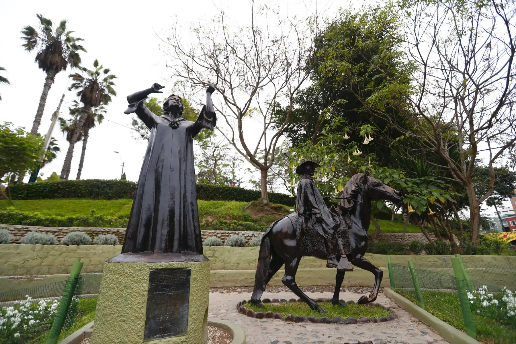 Estatuas en honor a Chabuca Granda y a su popular canción "José Antonio", ubicadas frente al Puente de los Suspiros de Barranco. Foto: ANDINA/Daniel Bracamonte