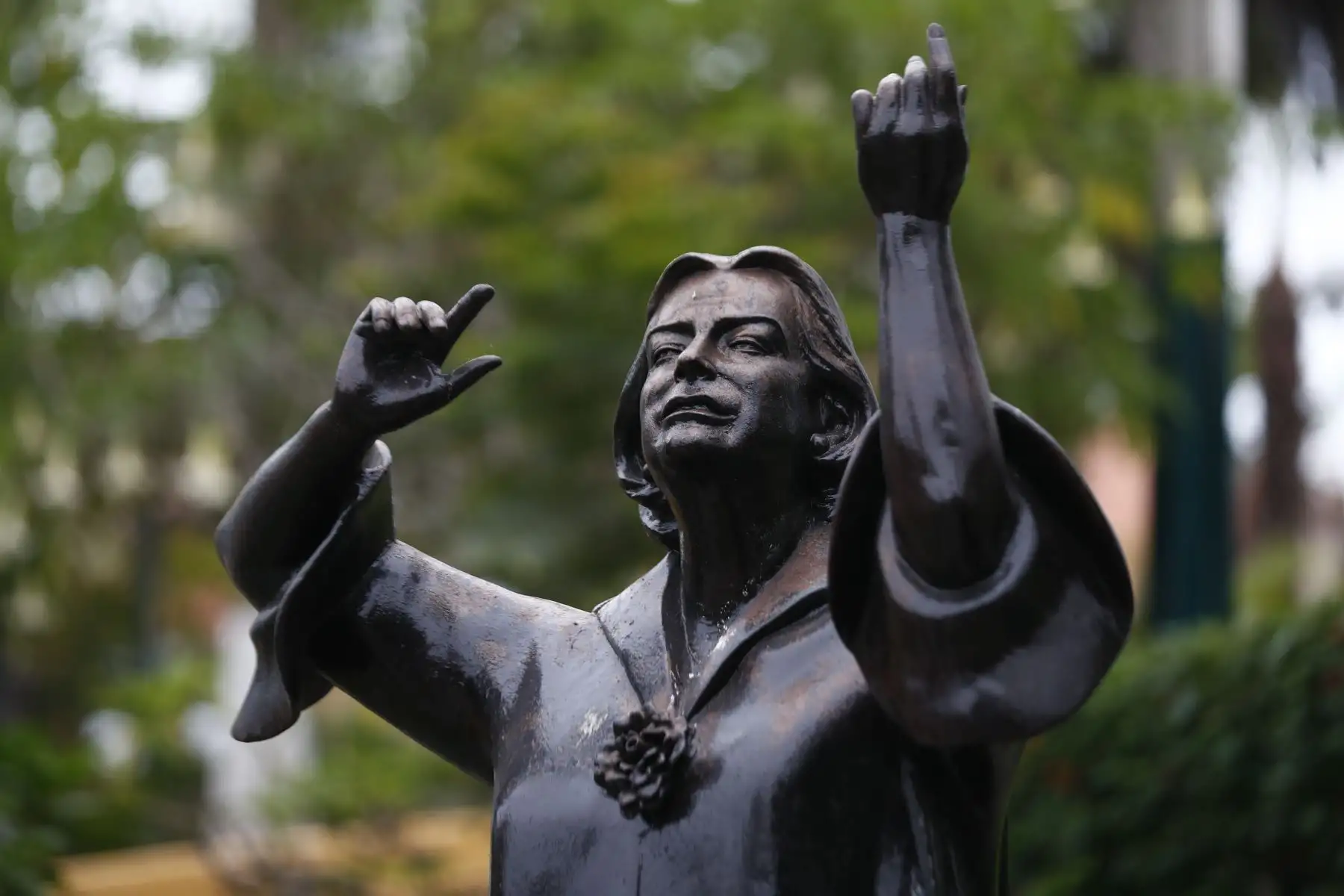 Estatua en honor a Chabuca Granda ubicada frente al Puente de los Suspiros de Barranco. Foto: ANDINA/Daniel Bracamonte