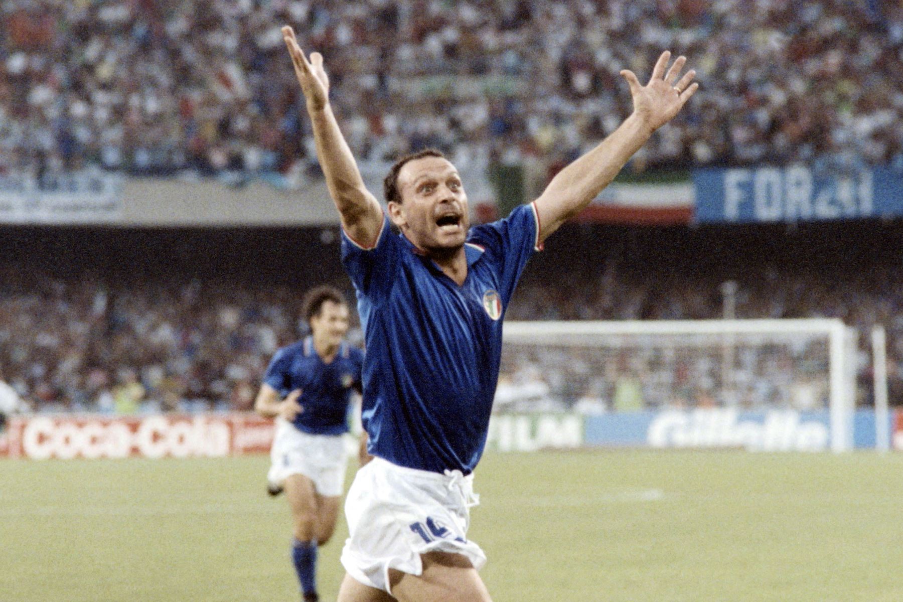 El delantero italiano Salvatore Schillaci se regocija tras marcar el primer gol de su equipo durante la semifinal de la Copa del Mundo de fútbol entre Italia y Argentina el 3 de julio de 1990 en Nápoles. Argentina e Italia empataron 1-1, pero Argentina avanzó a la final con una victoria de 4-3 en tiros penales, frustrando las esperanzas de los fanáticos italianos de una victoria de su equipo en la Copa del Mundo en casa.Foto: AFP