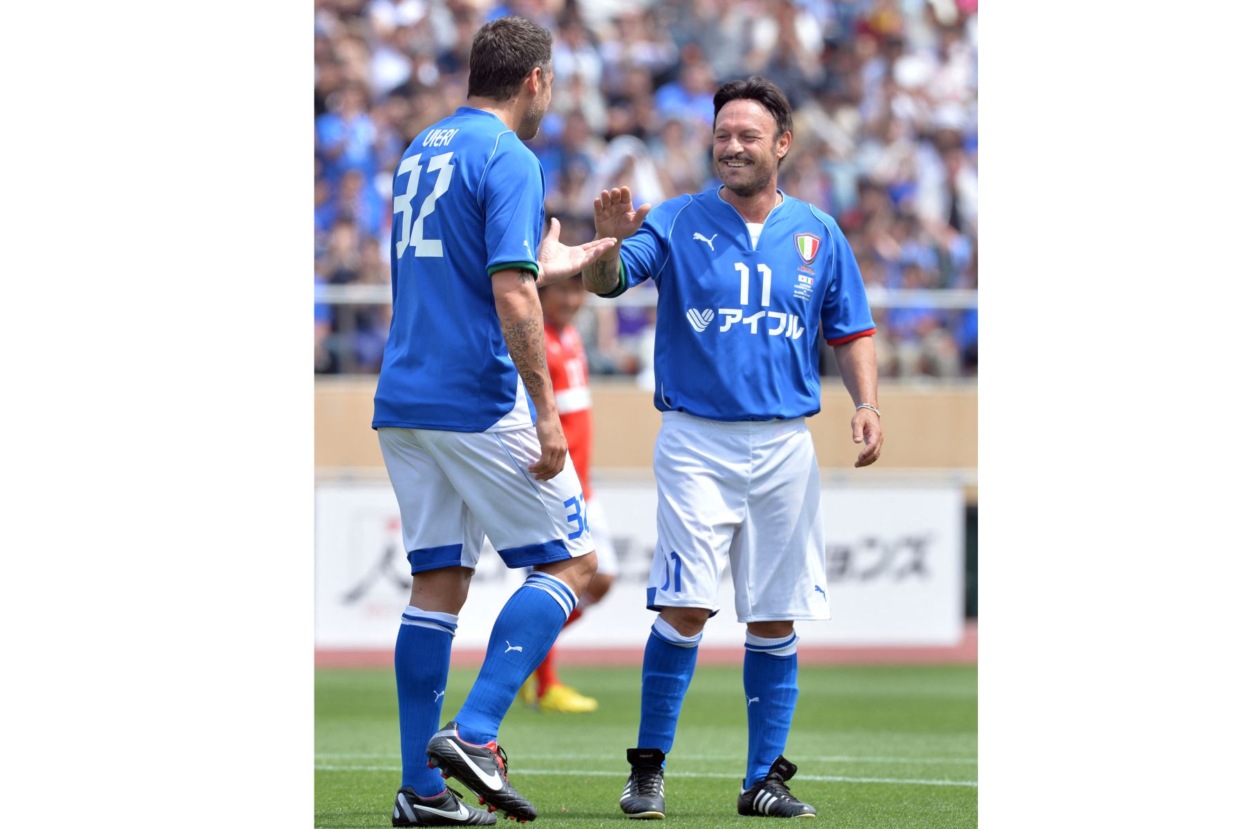 El delantero Gloria Azzurre de Taly, Christian Vieri , celebra su segundo gol con su compañero Salvatore Schillaci  durante un partido de fútbol de exhibición contra el equipo japonés J League Legend en el Estadio Nacional de Tokio el 9 de junio de 2013. 
Foto: AFP