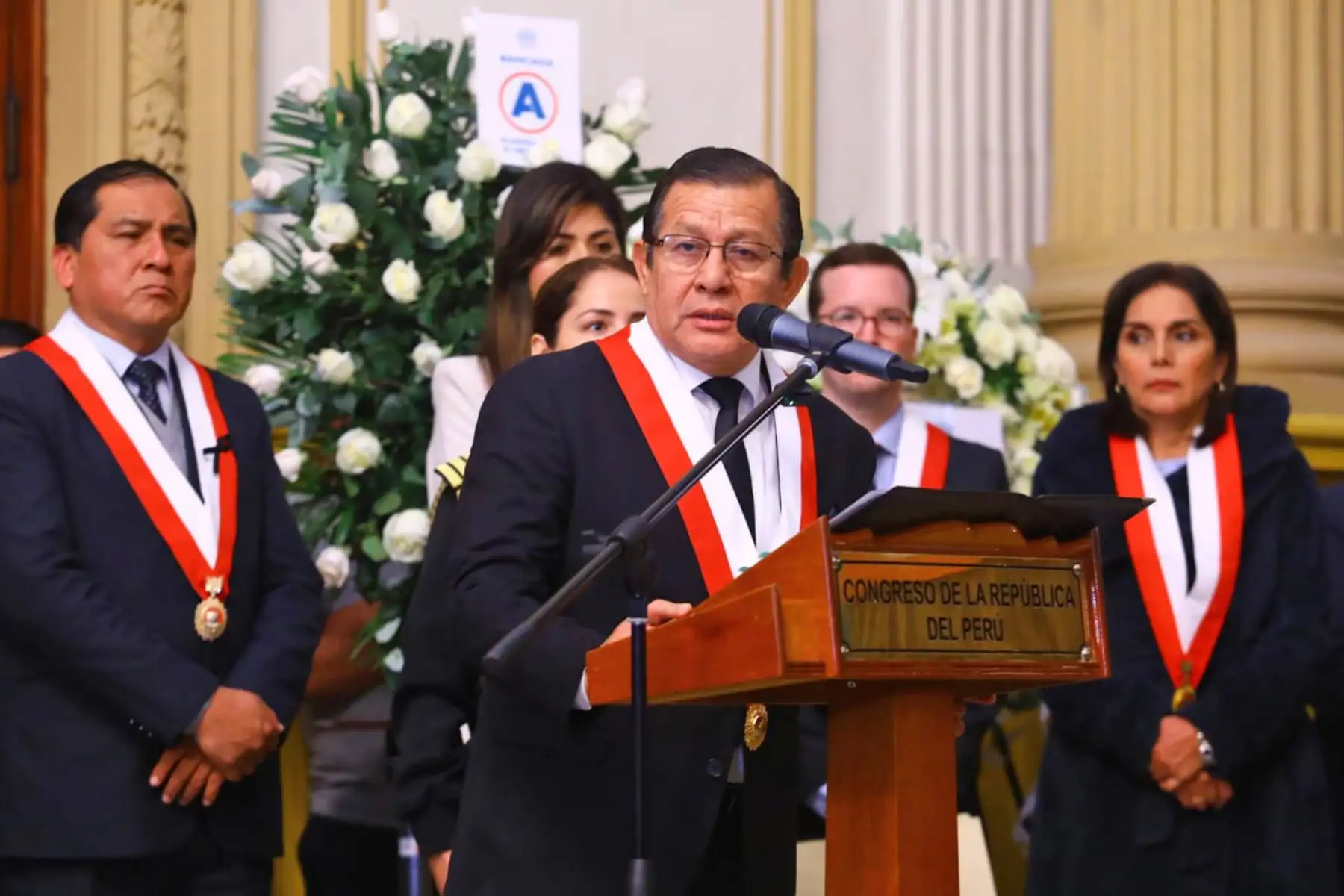 El presidente del Congreso de la República, Eduardo Salhuana Cavides, participa en el homenaje póstumo al congresista Hitler Saavedra Casternoque. Foto: ANDINA/ Congreso