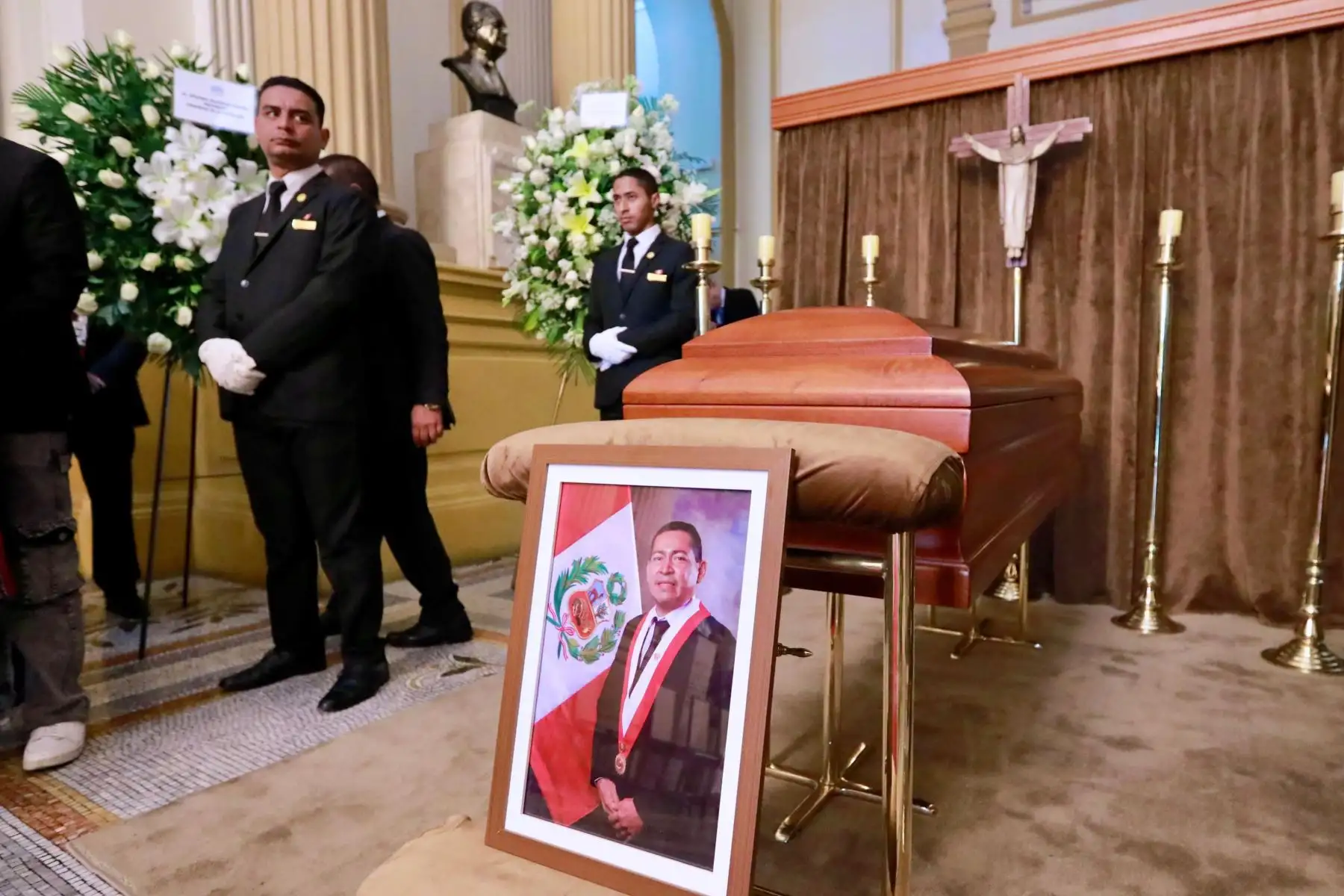 Desde los Pasos Perdidos, la representación nacional participa en el homenaje póstumo al congresista Hitler Saavedra Casternoque. Foto: ANDINA/ Congreso