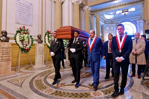 El Congreso de la República rinde homenaje póstumo al fallecido congresista Hitler Saavedra