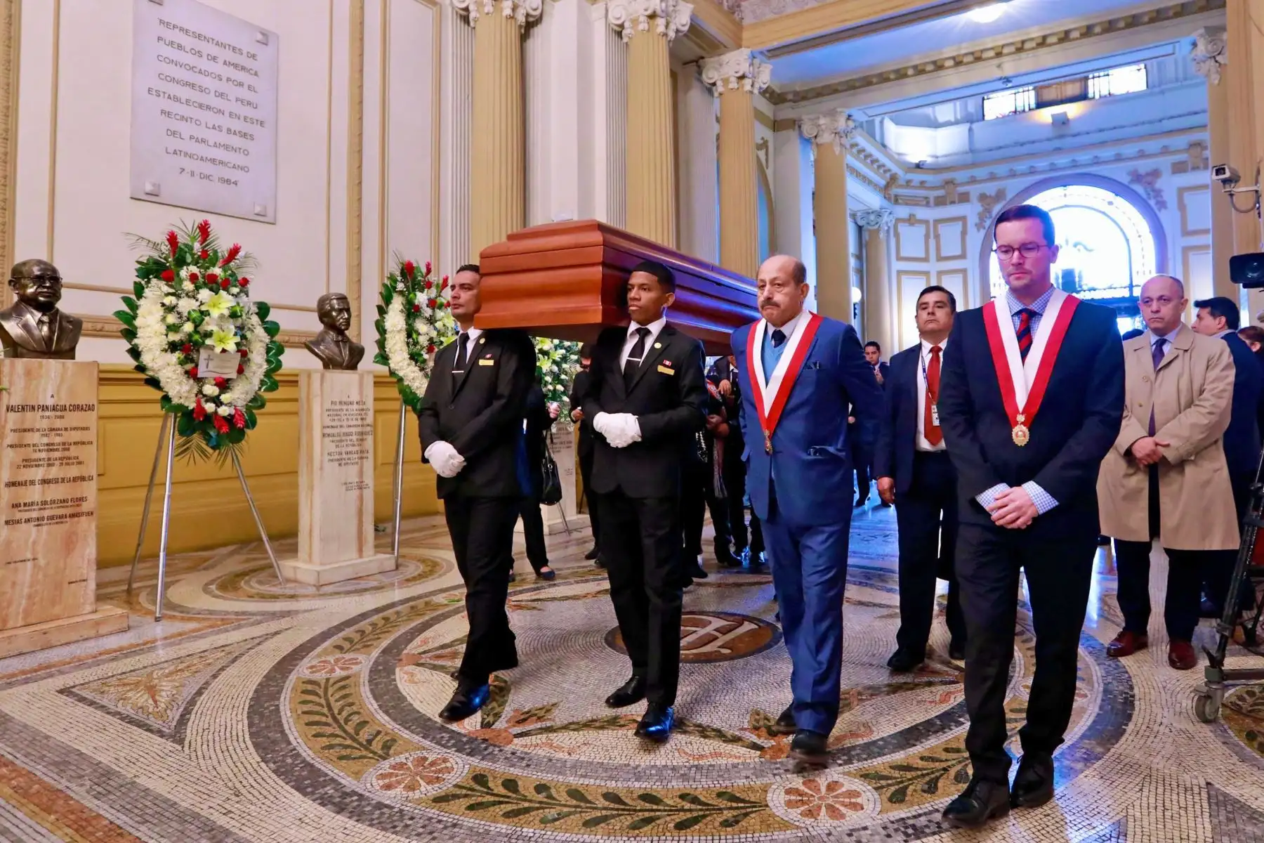 Desde los Pasos Perdidos, la representación nacional participa en el homenaje póstumo al congresista Hitler Saavedra Casternoque. Foto: ANDINA/ Congreso