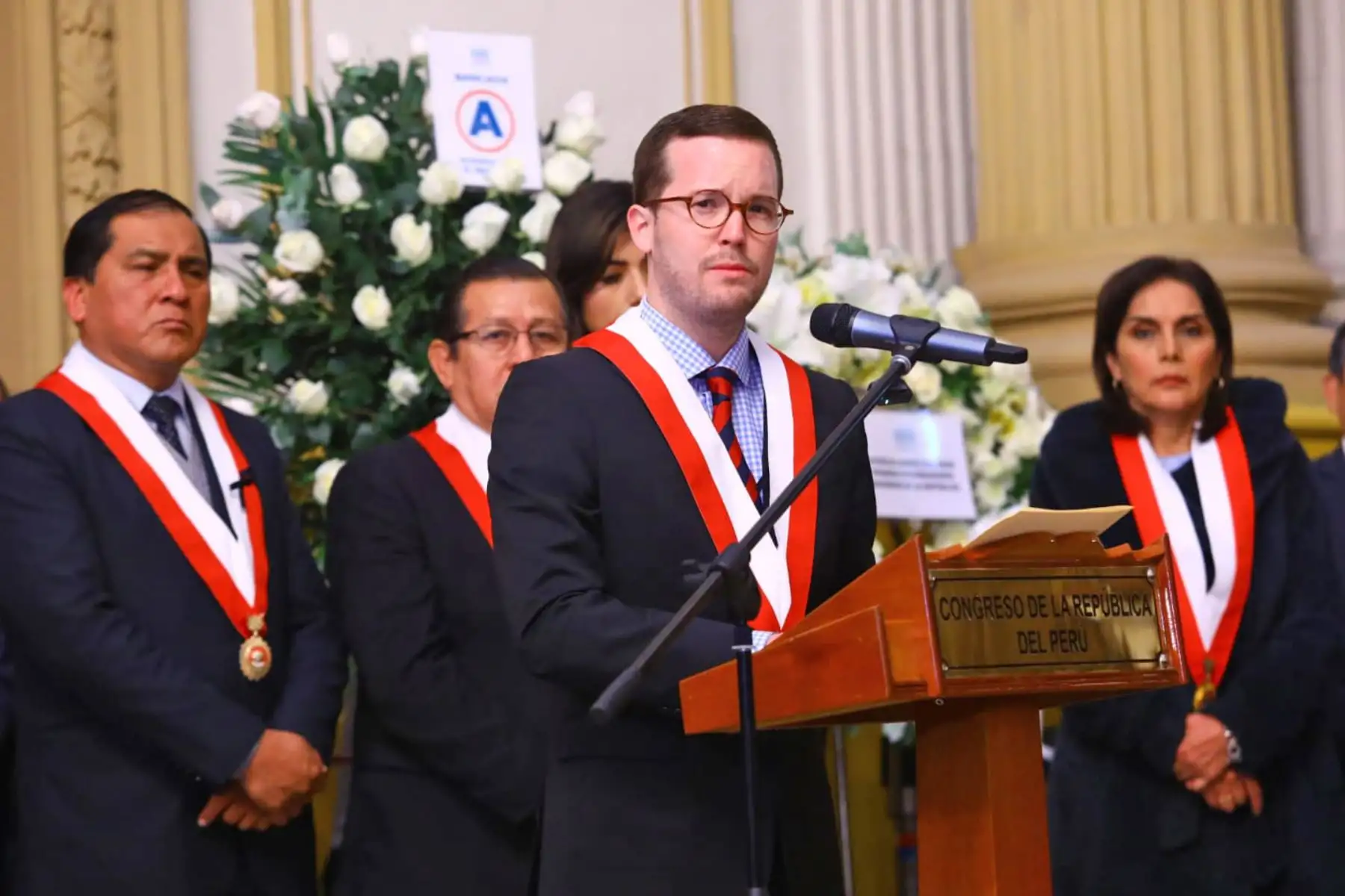 Alejandro Cavero Alva, tercer vicepresidente del Congreso, participa en el homenaje póstumo al congresista Hitler Saavedra Casternoque. Foto: ANDINA/ Congreso
