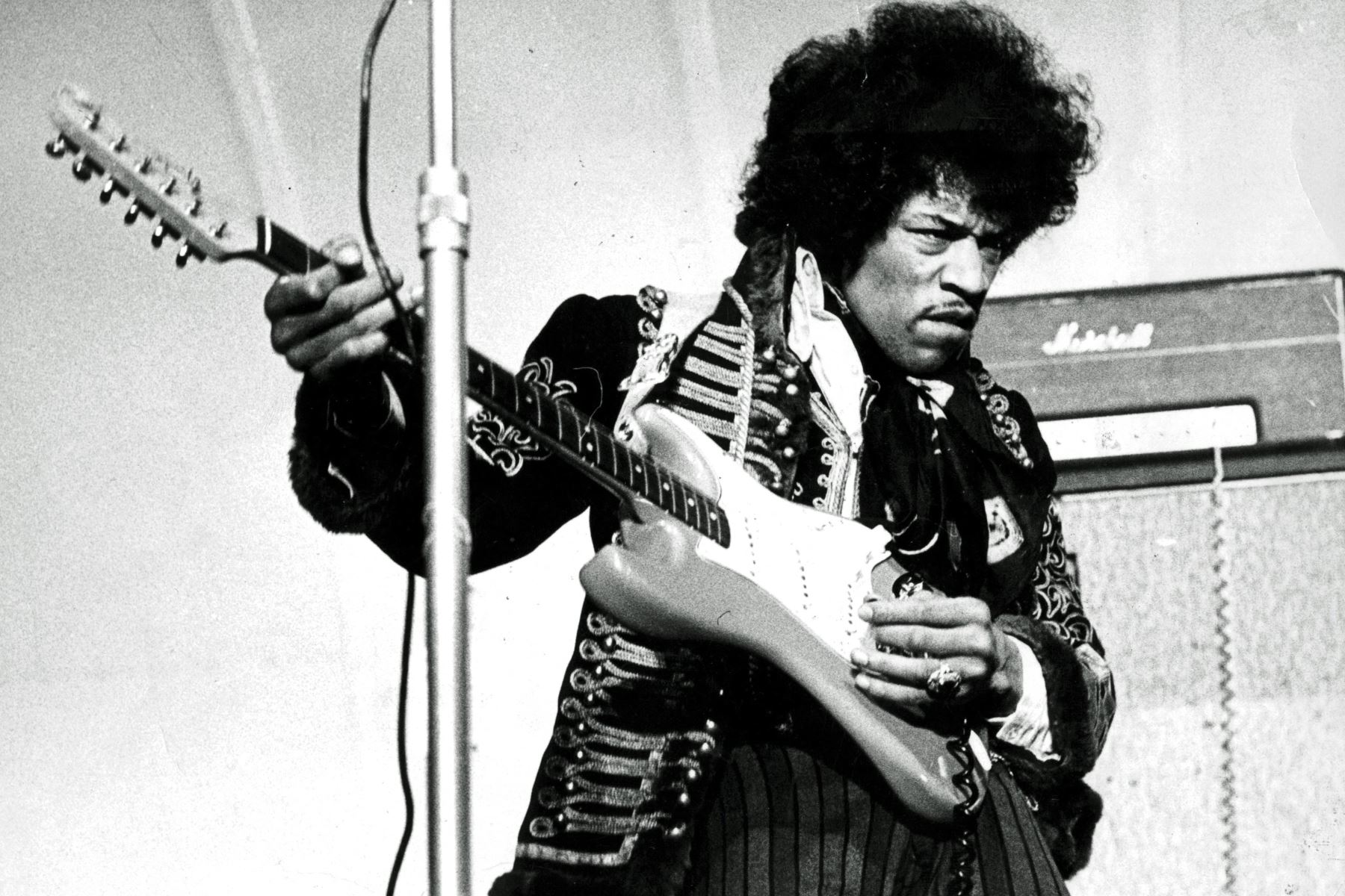 El cantante y guitarrista estadounidense Jimi Hendrix actúa en el escenario el 24 de mayo de 1967 en Grona Lund en Estocolmo, Suecia.
Foto: AFP