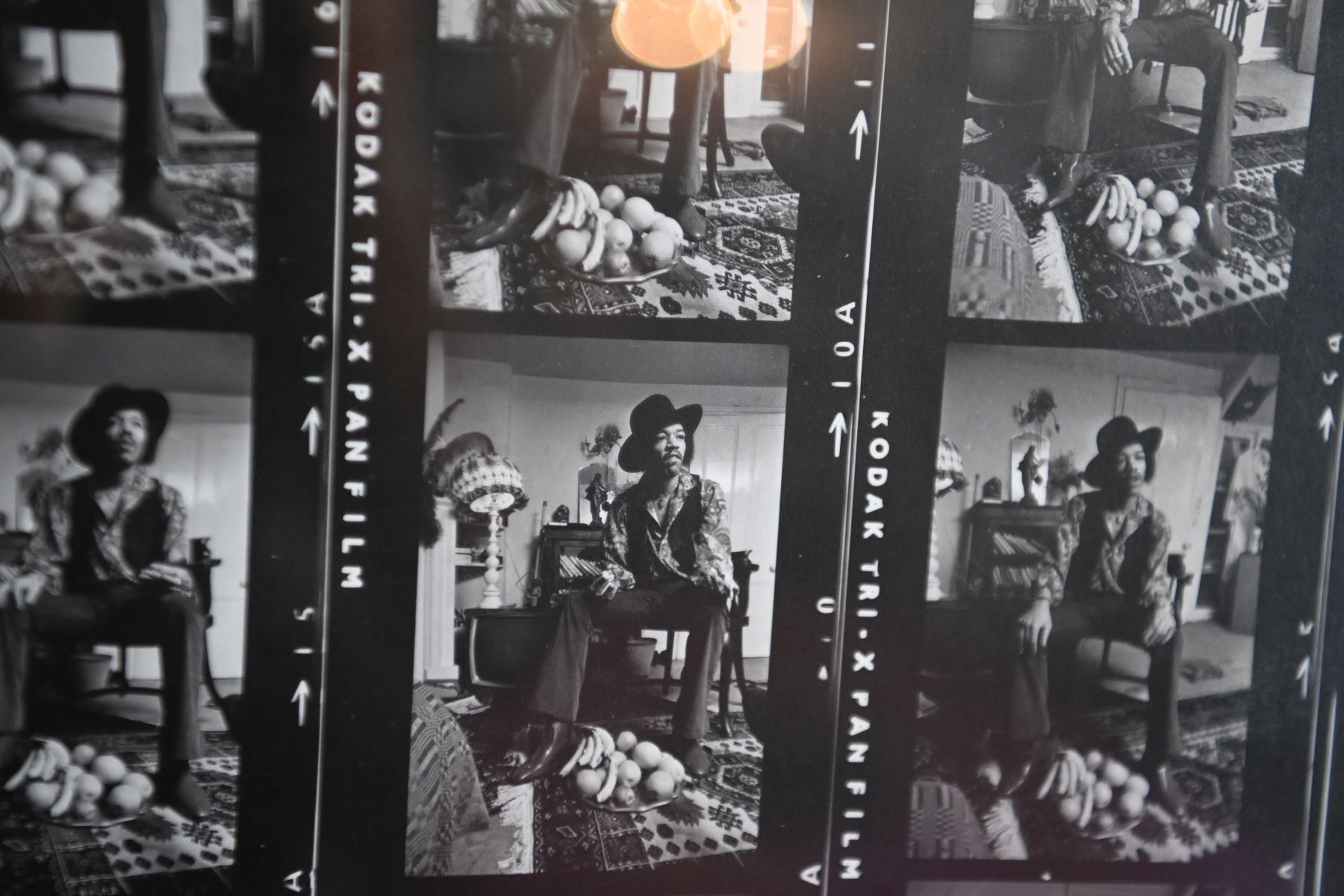 Una imagen muestra hojas de contacto de imágenes capturadas el 4 de enero de 1969 por el fotógrafo Barrie Wentzell dentro del Hendrix Flat, un apartamento de Londres donde vivió el legendario cantautor estadounidense Jimi Hendrix en 1968-69, restaurado como museo por Handel House Trust, en Londres.
Foto: AFP