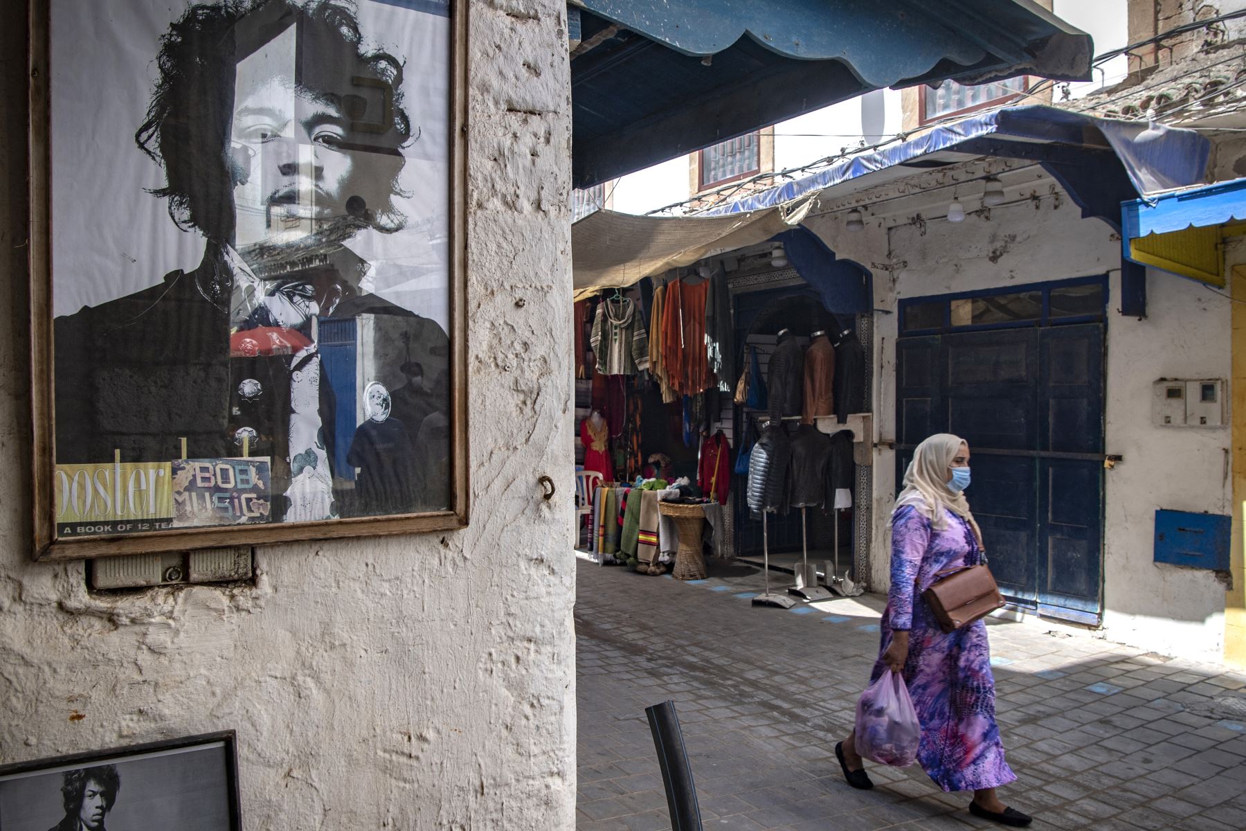 Una fotografía tomada en la ciudad costera marroquí de Essaouira muestra retratos del fallecido guitarrista estadounidense Jimi Hendrix el 10 de septiembre de 2020. 
Foto: AFP