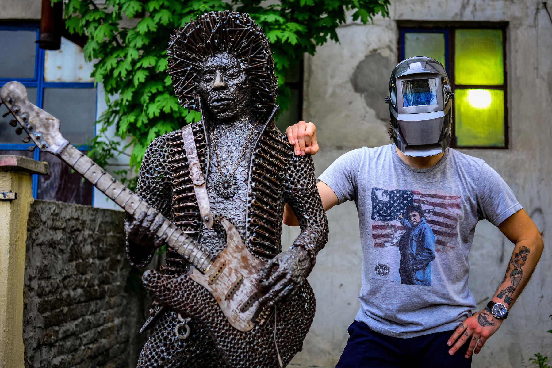 Boris Deheljan, un fanático de la música de Belgrado, posa el 13 de abril de 2016 ante su estatua del famoso guitarrista estadounidense Jimi Hendrix. La estatua de tamaño natural de Hendrix de Deheljan pesa alrededor de 200 kilogramos y estaba hecha de 4000 tornillos y 40 kilogramos de alambre.
Foto: AFP