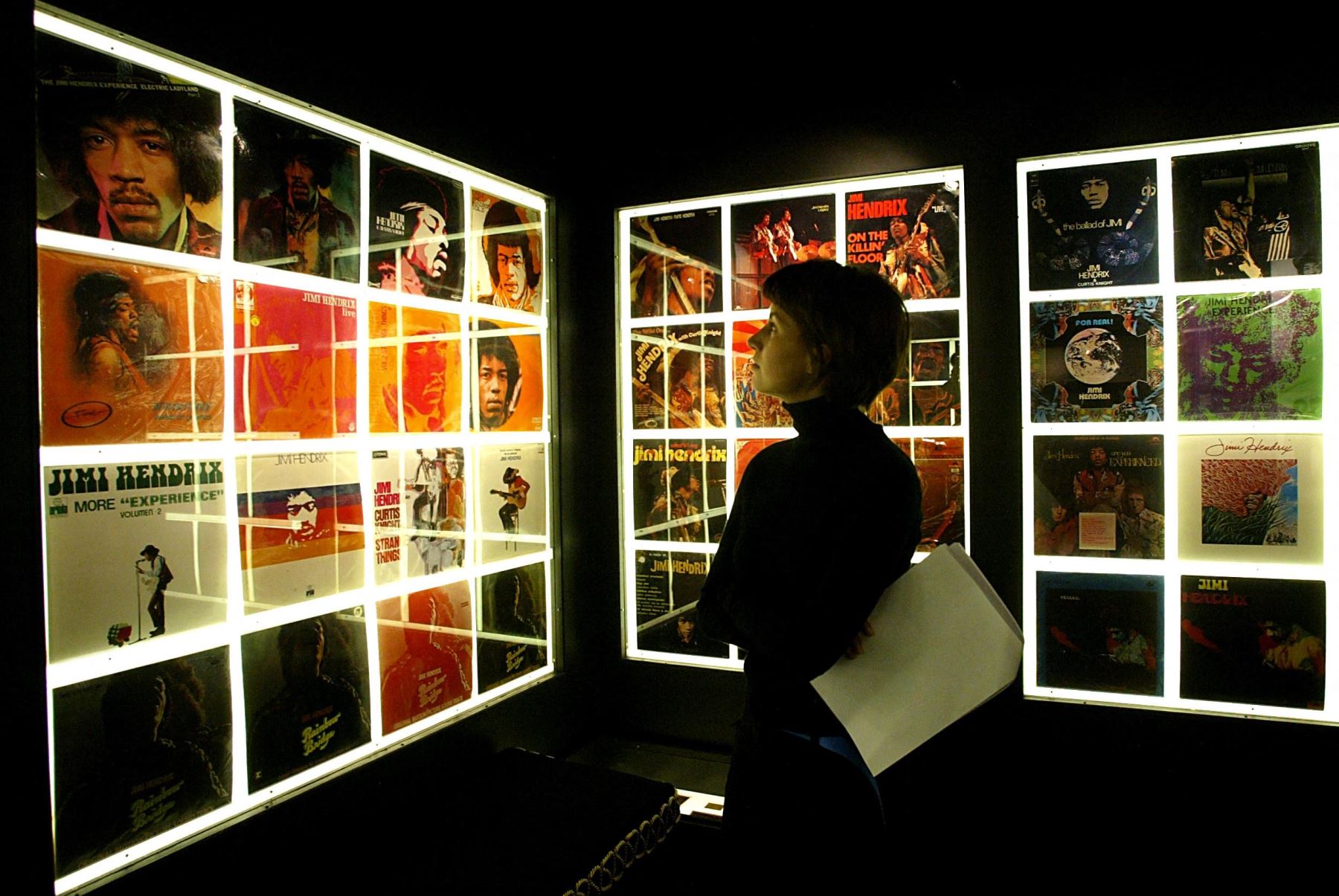 Una mujer inspecciona las portadas de discos de Jimi Hendrix en exhibición en el club Marquee de Londres el 16 de septiembre de 2004. La exposición "The Jimi Hendrix Experience" para la colección más grande del mundo de recuerdos de Hendrix, la mayoría de los cuales nunca antes han sido vistos, escuchados o exhibidos.
Foto: AFP