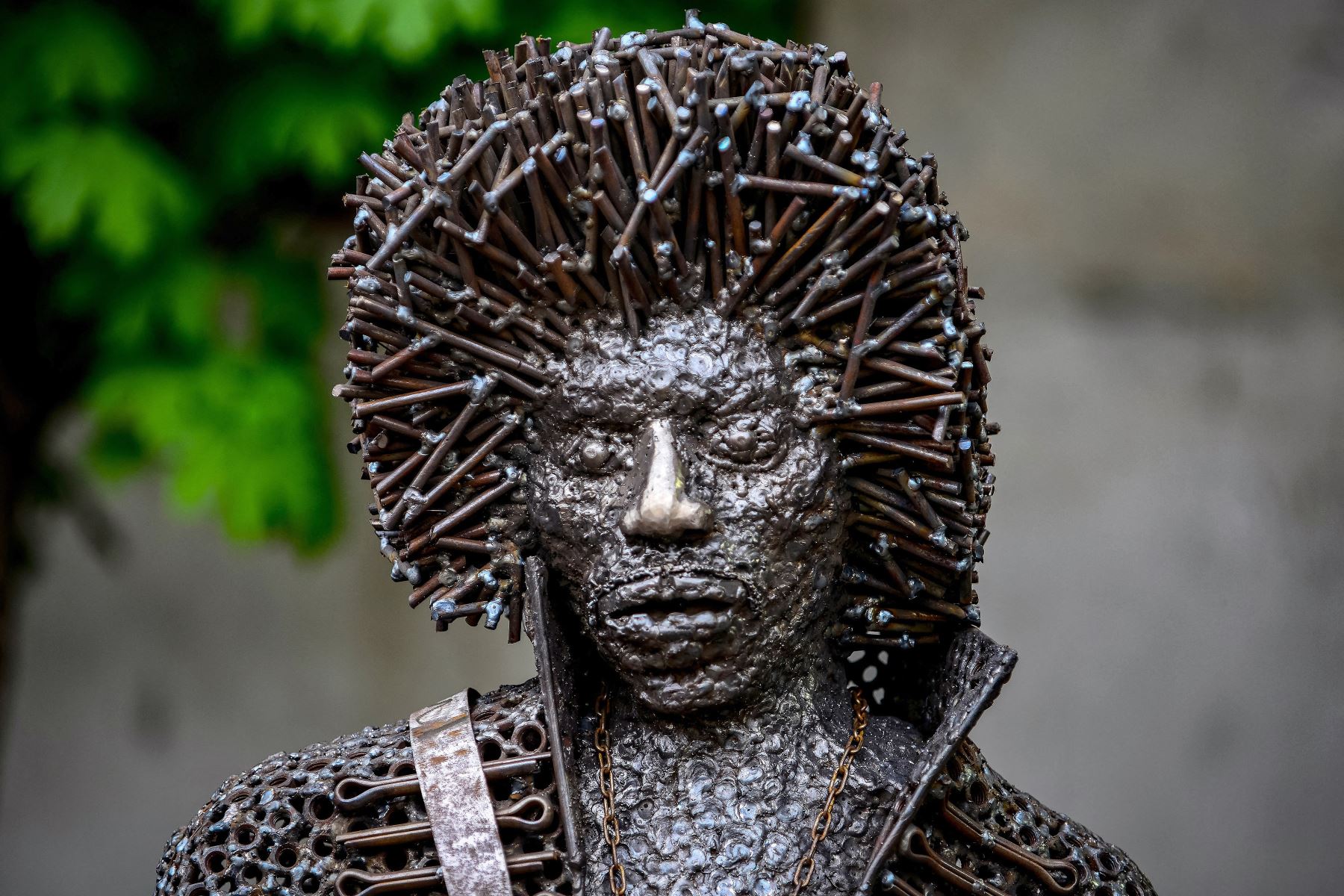 Una foto tomada el 13 de abril de 2016 de la estatua del famoso guitarrista estadounidense Jimi Hendrix por Boris Deheljan, un fanático de la música de Belgrado. La estatua de tamaño natural de Hendrix de Deheljan pesa alrededor de 200 kilogramos y estaba hecha de 4000 tornillos y 40 kilogramos de alambre.
Foto: AFP