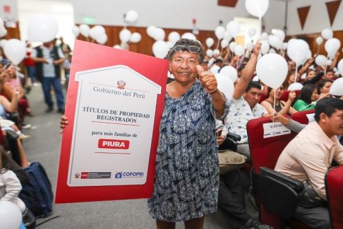 Unos 5,000 ciudadanos piuranos tienen la felicidad en sus manos, luego que el Ministerio de Vivienda, Construcción y Saneamiento, entregó 1,226 títulos propiedad de sus viviendas.