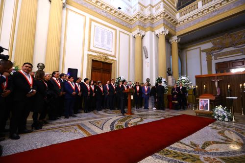 El Congreso de la República rinde homenaje póstumo al fallecido congresista Hitler Saavedra