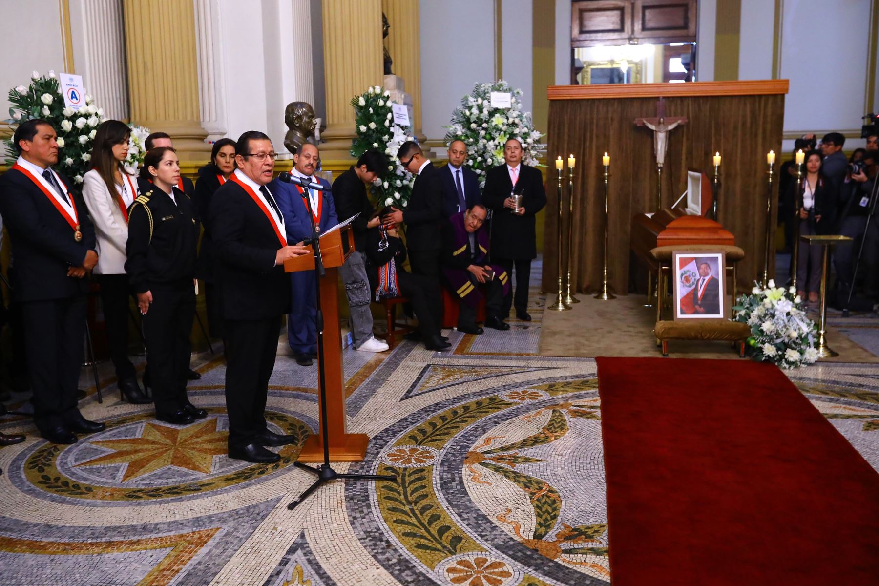 Desde los Pasos Perdidos, la representación nacional participa en el homenaje póstumo al congresista Hitler Saavedra Casternoque. 
Foto: ANDINA/ Congreso