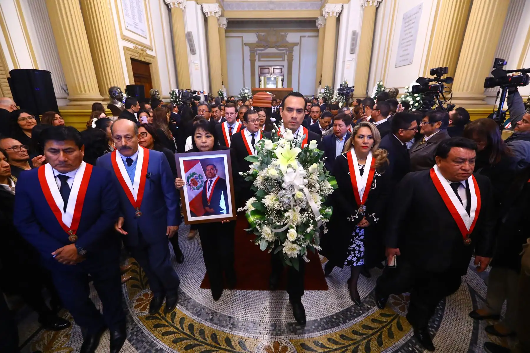 Desde los Pasos Perdidos, la representación nacional participa en el homenaje póstumo al congresista Hitler Saavedra Casternoque.
 Foto: ANDINA/ Congreso