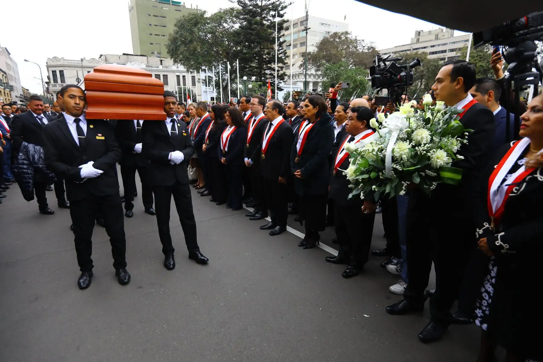 Desde los Pasos Perdidos, la representación nacional participa en el homenaje póstumo al congresista Hitler Saavedra Casternoque.
 Foto: ANDINA/ Congreso
