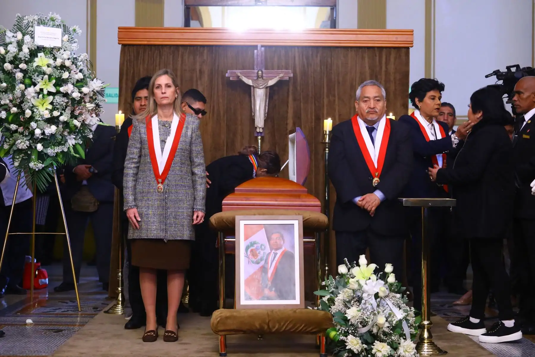 Desde los Pasos Perdidos, la representación nacional participa en el homenaje póstumo al congresista Hitler Saavedra Casternoque.
 Foto: ANDINA/ Congreso