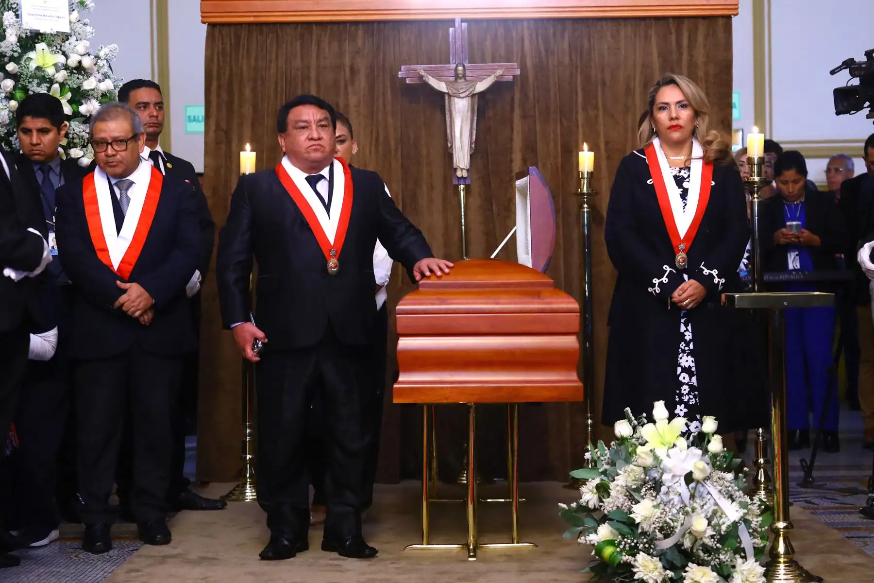 Desde los Pasos Perdidos, la representación nacional participa en el homenaje póstumo al congresista Hitler Saavedra Casternoque.
 Foto: ANDINA/ Congreso