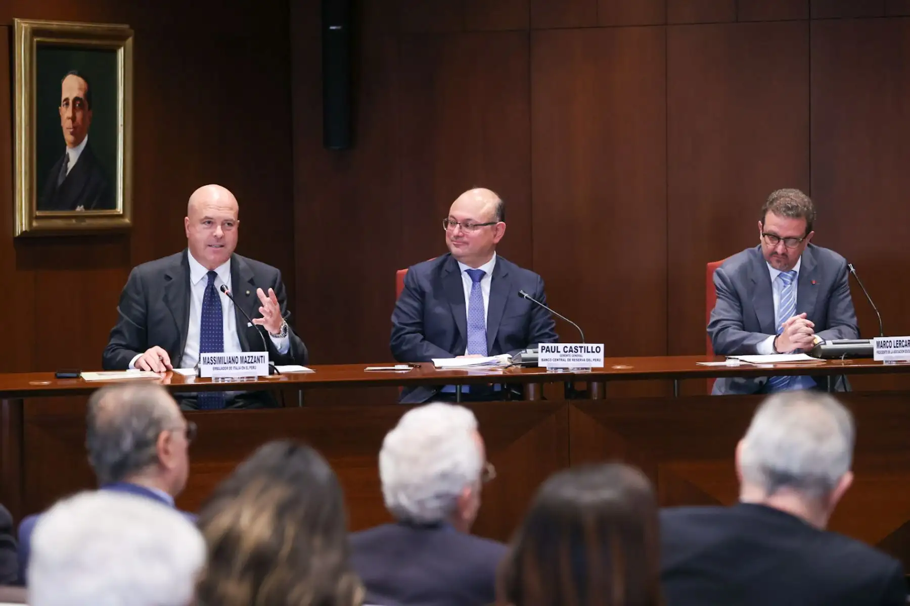 El Banco Central de Reserva presentó esta mañana la nueva moneda de plata conmemorativa al bicentenario del investigador italiano Antonio Raimondi. De izquierda a derecha: Massimiliano Mazzanti, embajador de Italia en Perú, Paul Castillo, Gerente General del BCR y Marco Lercari, presidente de la Asociación Educacional Antonio Raimondi.

Foto: ANDINA/Juan Carlos Guzmán Negrini