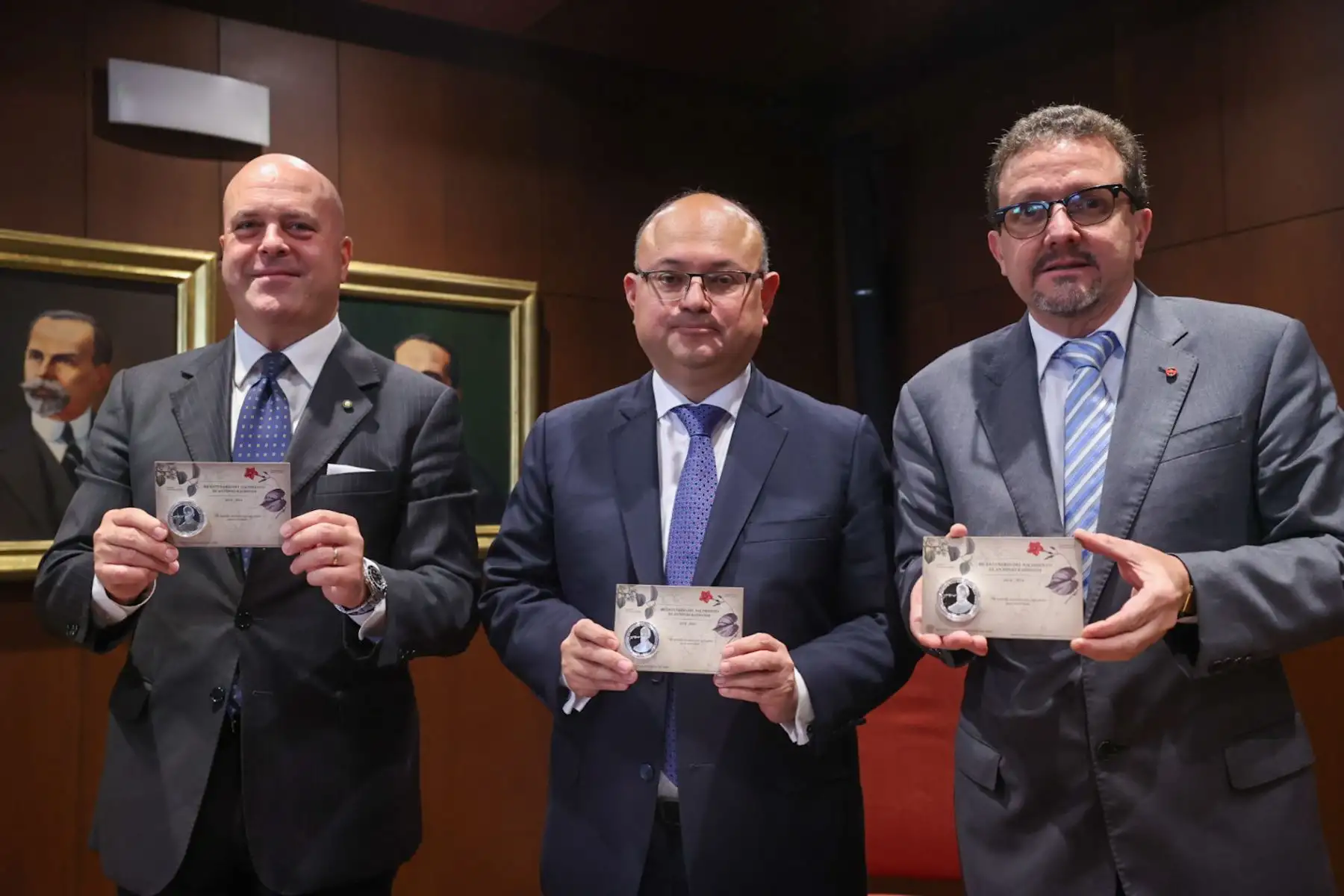 El Banco Central de Reserva presentó esta mañana la nueva moneda de plata conmemorativa al bicentenario del investigador italiano Antonio Raimondi. De izquierda a derecha: Massimiliano Mazzanti, embajador de Italia en Perú, Paul Castillo, Gerente General del BCR y Marco Lercari, presidente de la Asociación Educacional Antonio Raimondi.

Foto: ANDINA/Juan Carlos Guzmán Negrini