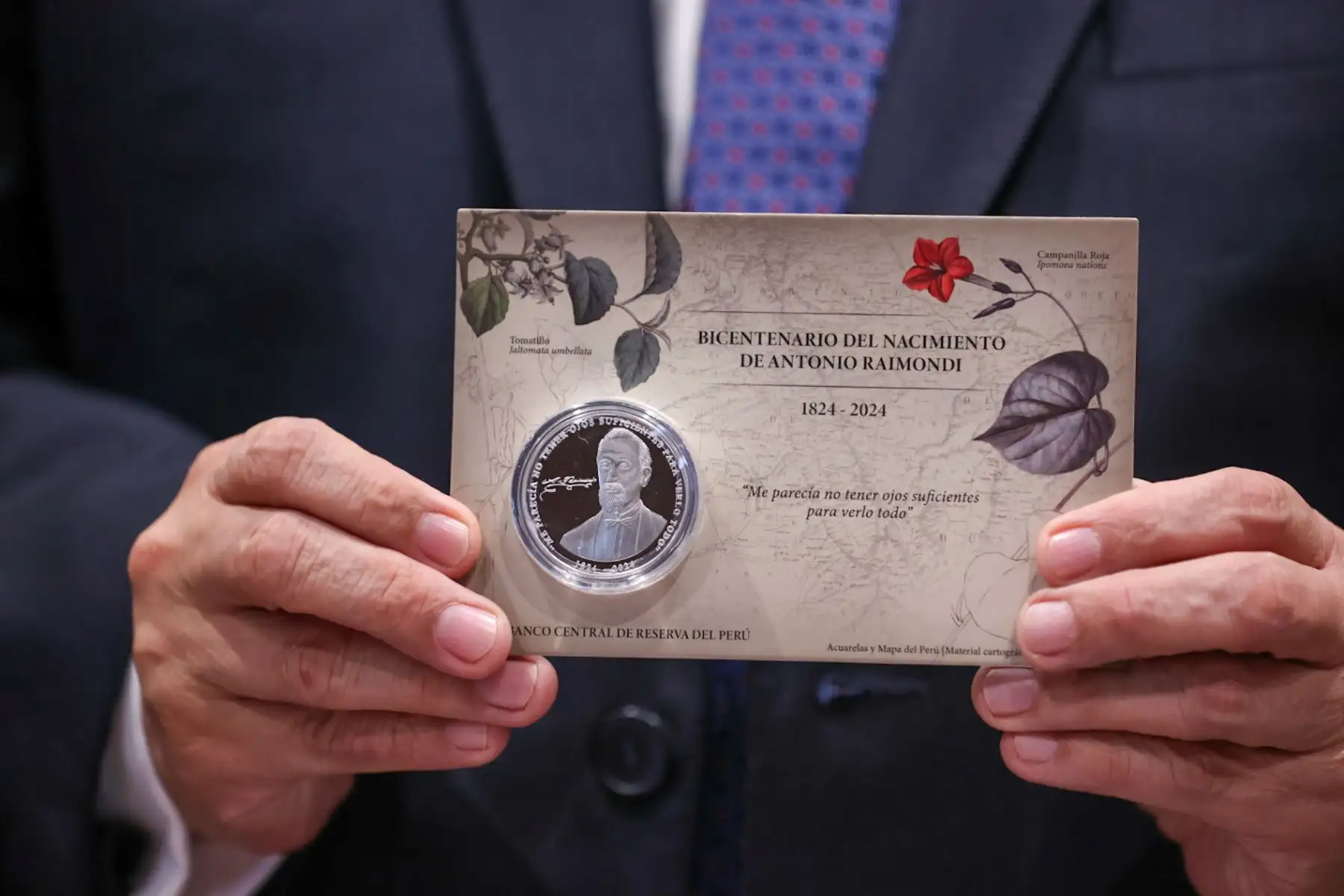 El Banco Central de Reserva presentó esta mañana la nueva moneda de plata conmemorativa al bicentenario del investigador italiano Antonio Raimondi.

Foto: ANDINA/Juan Carlos Guzmán Negrini