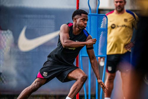 Ansu Fati entrenando con el Barcelona.