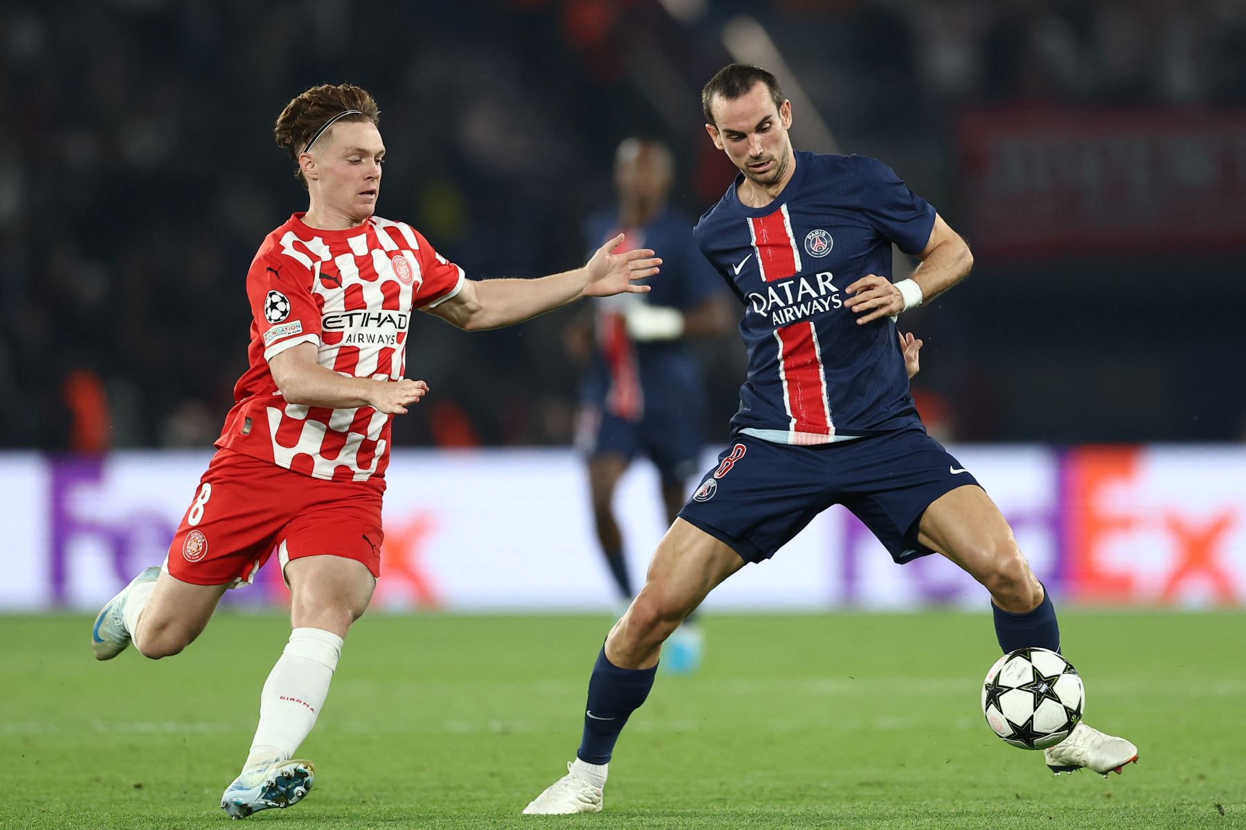 El centrocampista español del Paris Saint-Germain, Fabián Ruiz  y el delantero ucraniano del Girona, Viktor Tsyhankov  luchan por el balón durante la primera ronda de la Liga de Campeones de la UEFA del partido de fútbol entre el Paris Saint-Germain (PSG) y el Girona FC en el Estadio Parque de los Príncipes, en París.
Foto: AFP