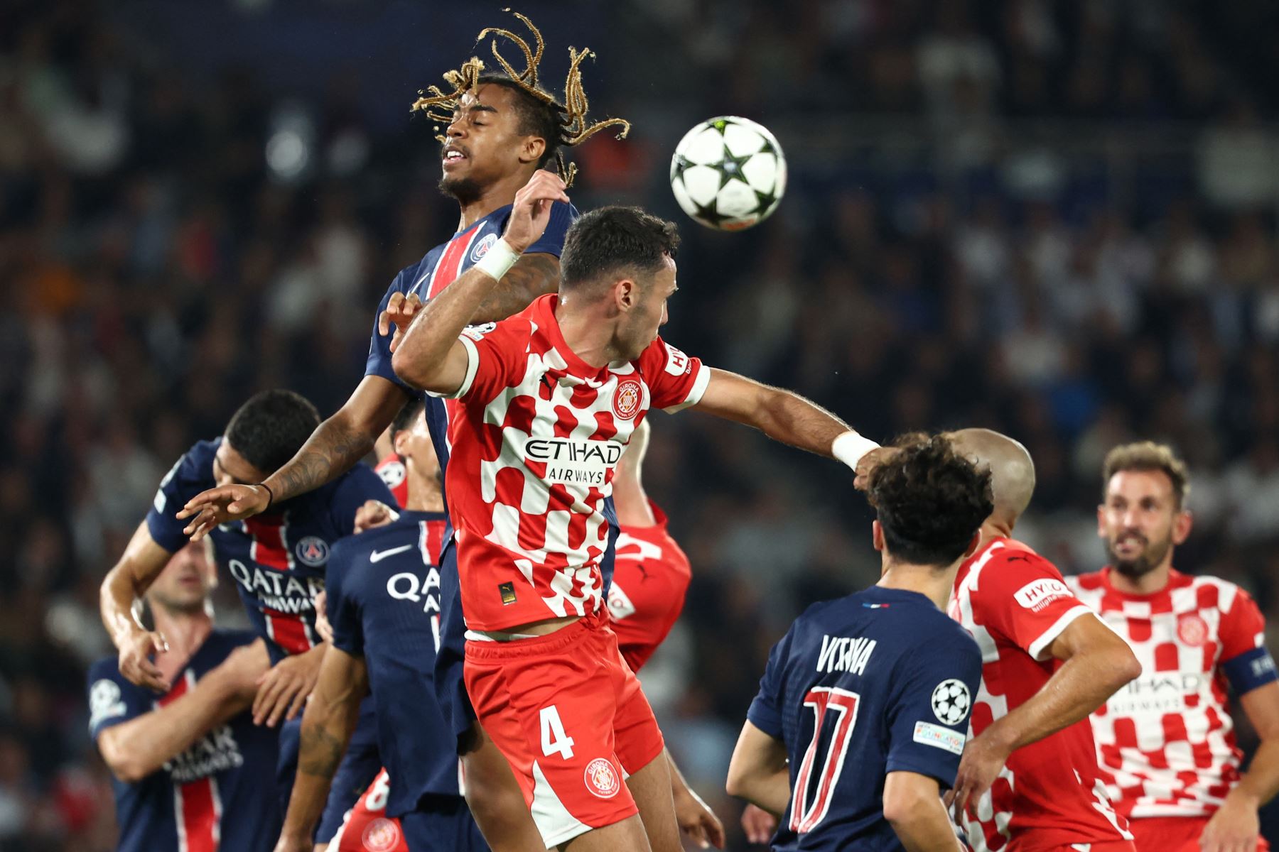 El delantero francés del Paris Saint-Germain, Bradley Barcola y el centrocampista español de Girona, Arnau Martínez  luchan por el balón durante la primera ronda de la Liga de Campeones de la UEFA, día 1, partido de fútbol entre el Paris Saint-Germain (PSG) y el Girona FC en el Estadio Parque de los Príncipes, en París.
Foto: AFP