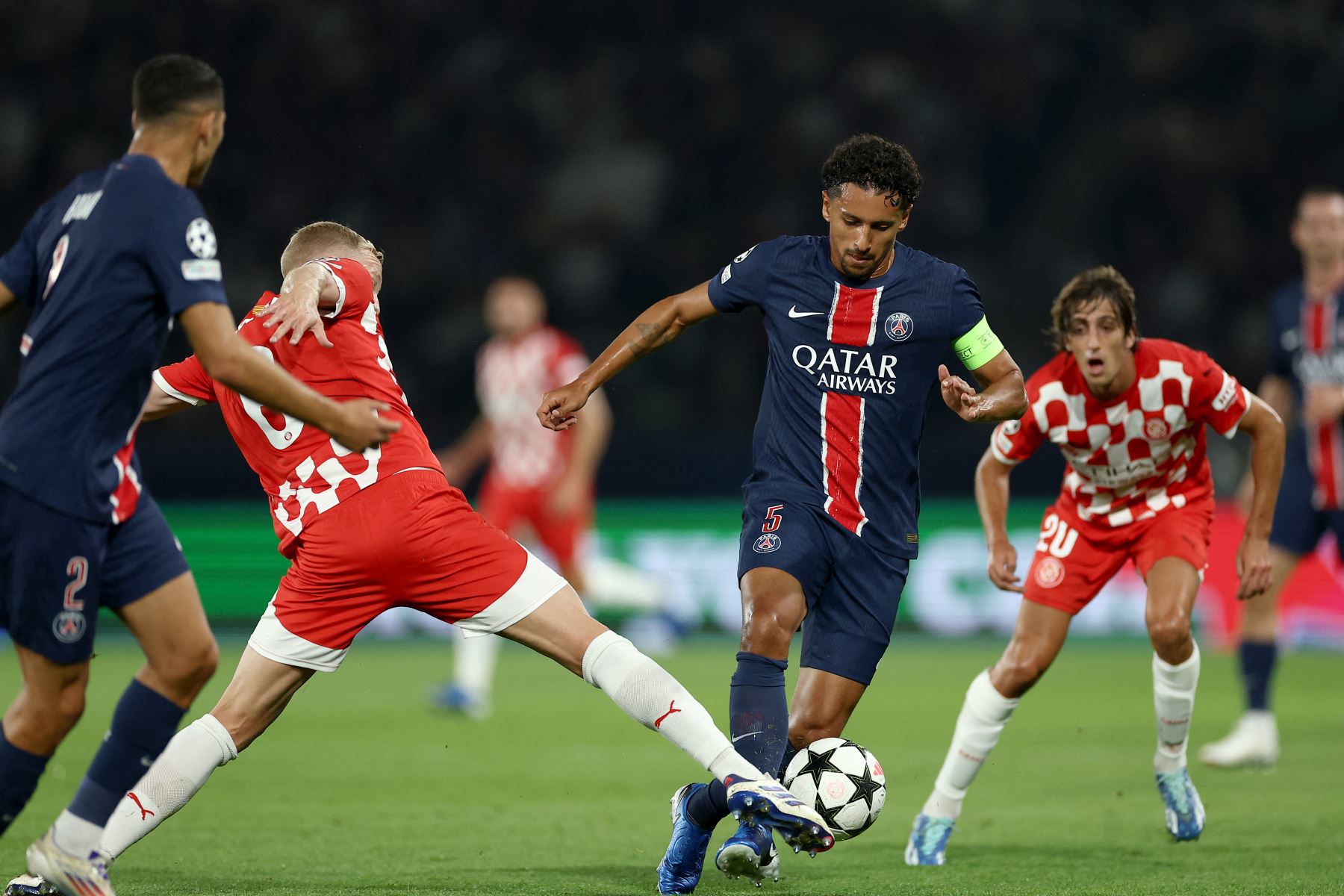 El defensa brasileño Marquinhos del Paris Saint-Germain y el centrocampista holandés,  Donny van de Beek del Girona luchan por el balón durante el partido de fútbol de la primera ronda de la UEFA Champions League entre el Paris Saint-Germain (PSG) y el Girona FC en el Estadio Parc des Princes, en París.
Foto: AFP