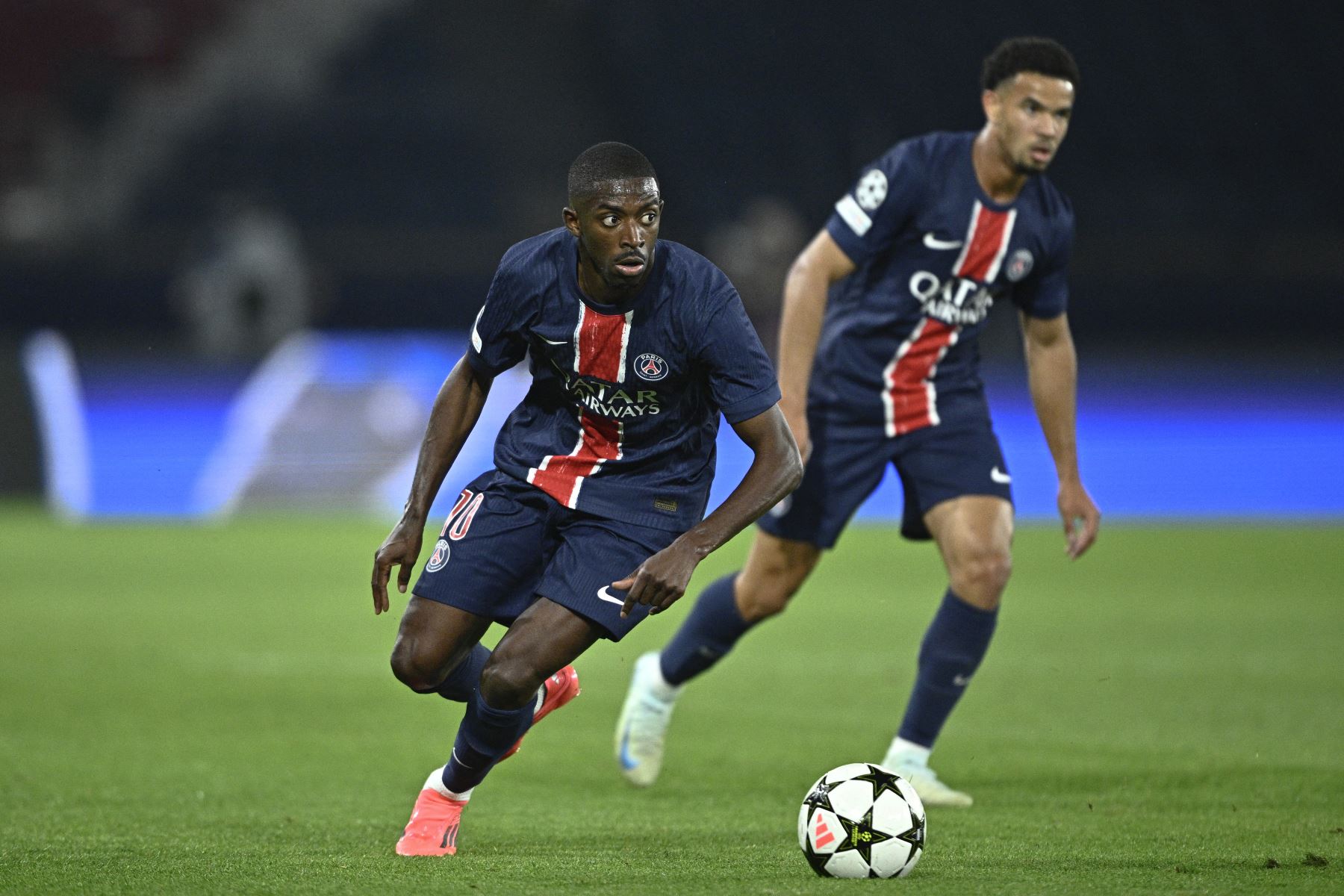 El delantero francés del Paris Saint-Germain, Ousmane Dembele corre con el balón durante la primera ronda de la Liga de Campeones de la UEFA, el día 1 del partido de fútbol entre el Paris Saint-Germain y el Girona FC en el estadio Parc des Princes de París.
Foto: AFP