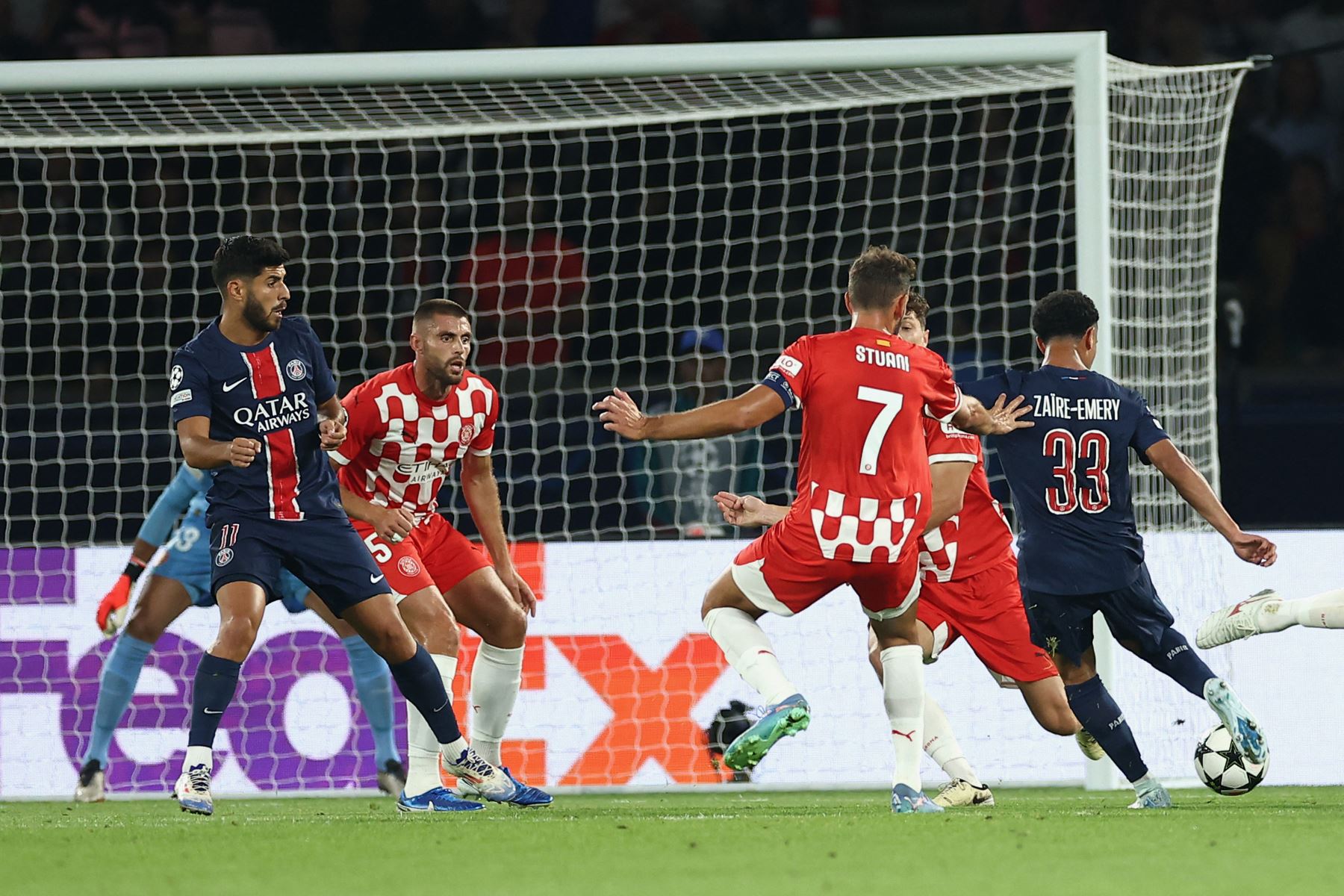 El centrocampista francés del Paris Saint-Germain, Warren Zaire-Emery  dispara hacia la portería durante la primera ronda de la Liga de Campeones de la UEFA, día 1, partido de fútbol entre el Paris Saint-Germain y el Girona FC en el estadio Parc des Princes de París.
Foto: AFP