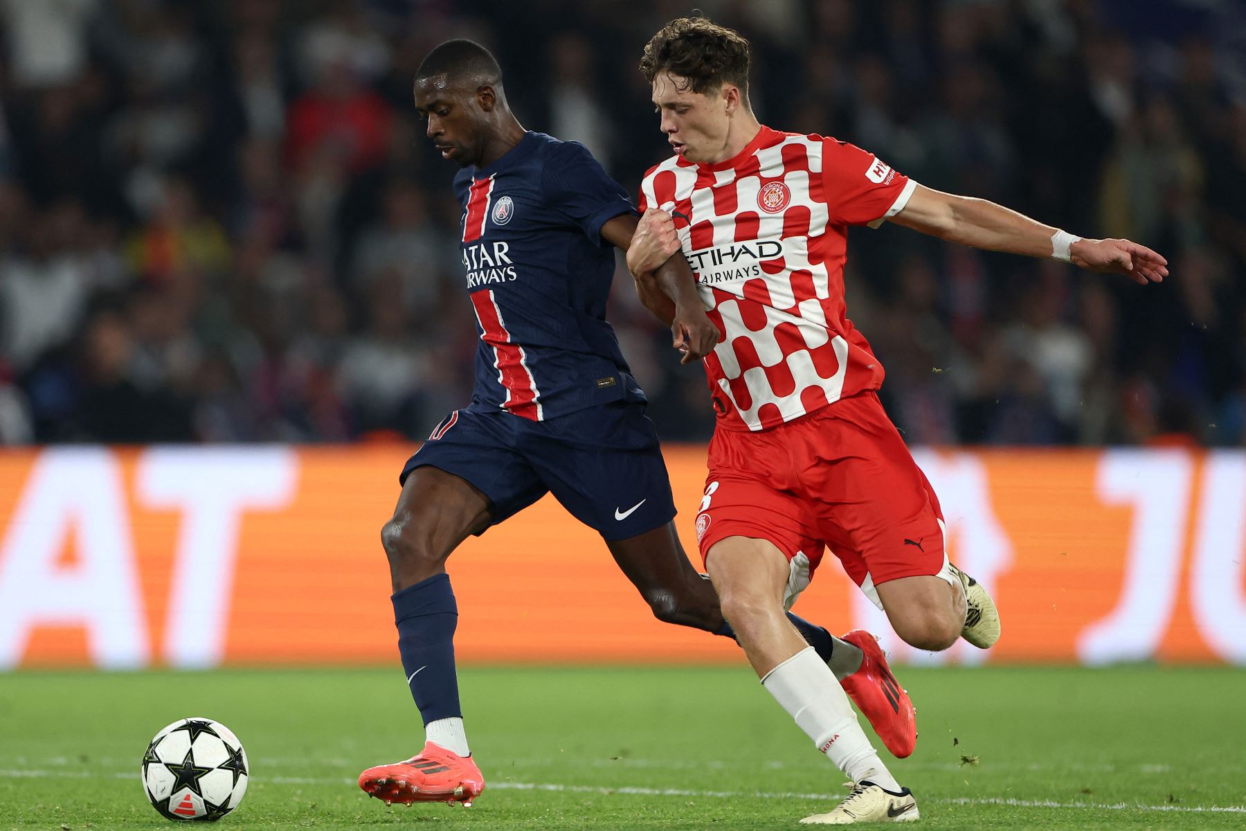 El delantero francés del Paris Saint-Germain, Ousmane Dembele y el defensor checo de Girona, Ladislav Krejci luchan por el balón durante la primera ronda de la Liga de Campeones de la UEFA, día 1, partido de fútbol entre el Paris Saint-Germain y el Girona FC. en el Estadio Parque de los Príncipes, en París.
Foto: AFP