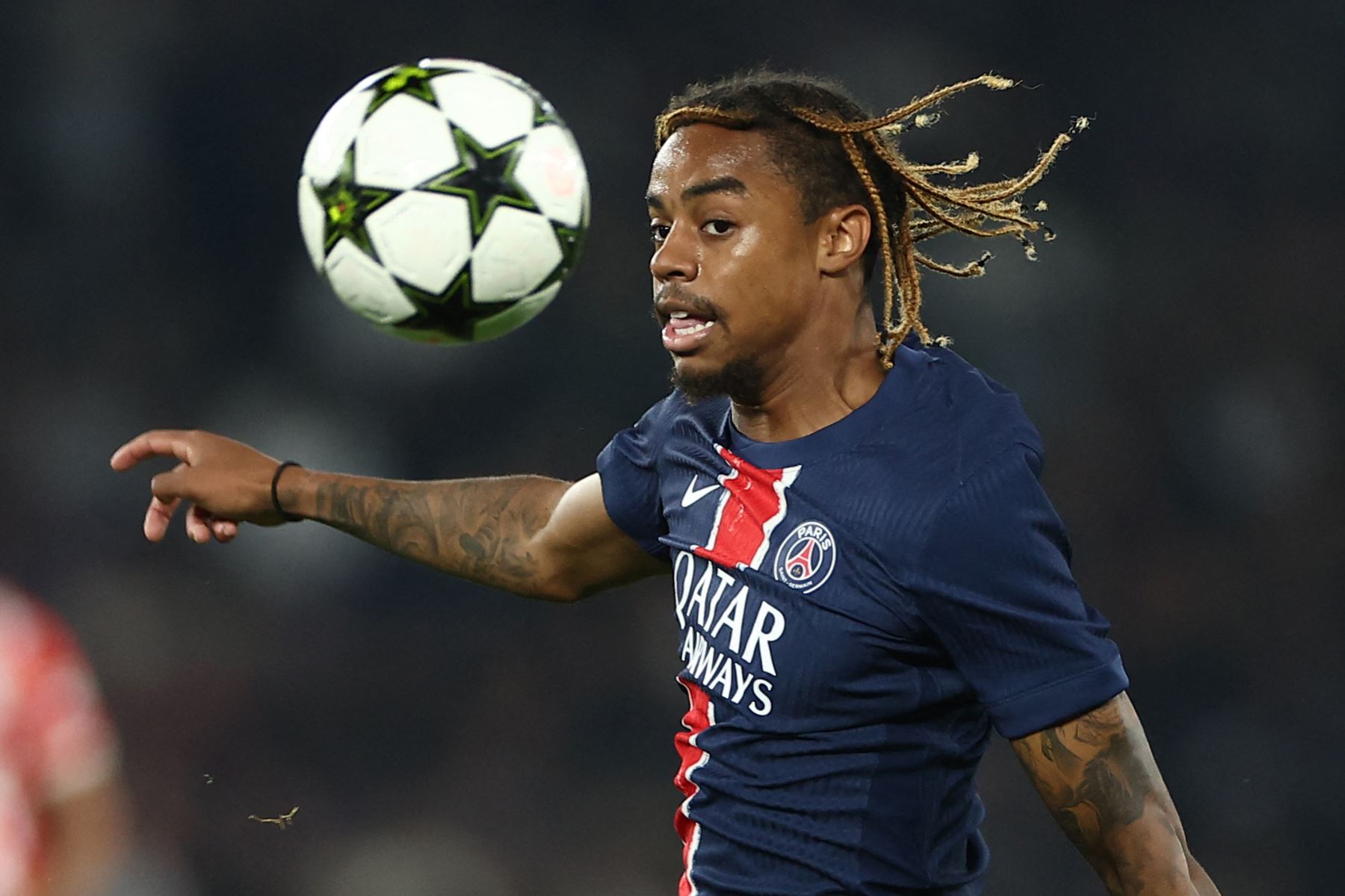 El delantero francés  del Paris Saint-Germain, Bradley Barcola, controla el balón durante el partido de fútbol del día 1 de la primera ronda de la Liga de Campeones de la UEFA entre el Paris Saint-Germain y el Girona FC en el estadio Parc des Princes, en París.
Foto: AFP