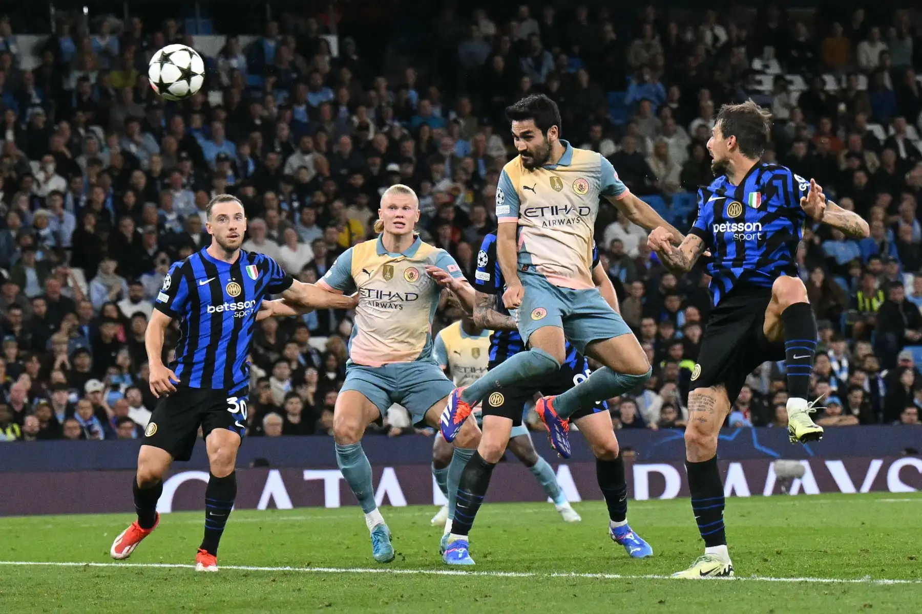 El mediocampista alemán del Manchester City, Ilkay Gundogan guarda este último cabezazo durante el partido de fútbol de la fase liguera de la Liga de Campeones de la UEFA entre el Manchester City y el Inter de Milán en el estadio Etihad, en Manchester, noroeste de Inglaterra.
Foto: AFP