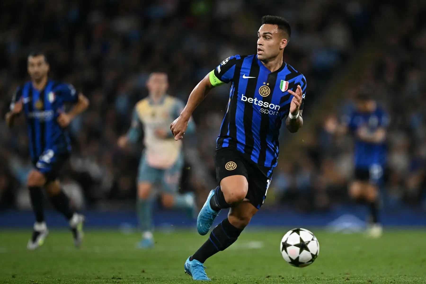 El delantero argentino del Inter de Milán, Lautaro Martínez, corre con el balón durante el partido de fútbol de la fase de liga de la Liga de Campeones de la UEFA entre el Manchester City y el Inter de Milán en el estadio Etihad, en Manchester, noroeste de Inglaterra.
Foto: AFP
