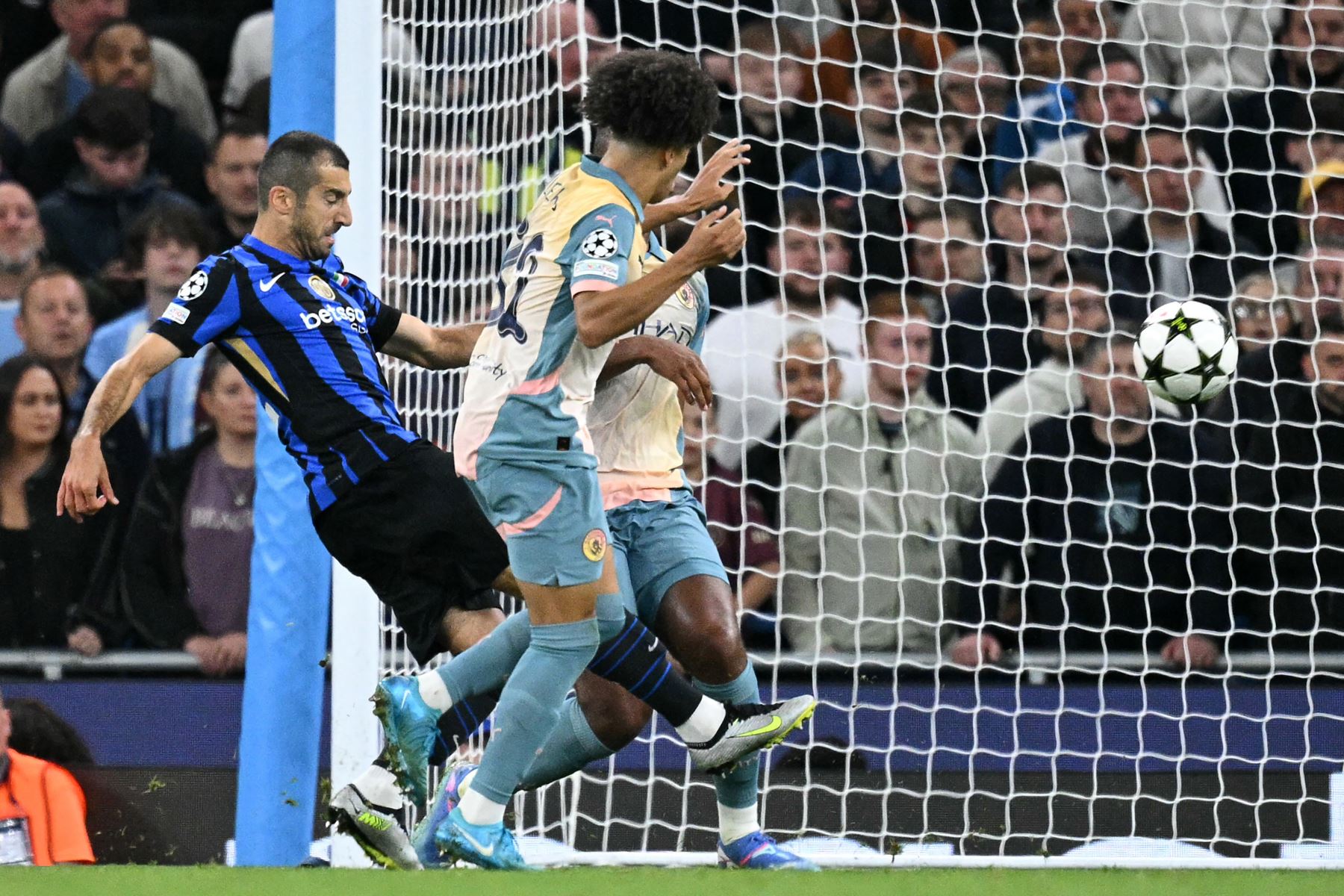 El centrocampista armenio  del Inter de Milán, Henrikh Mkhitaryan, dispara pero no logra anotar durante el partido de fútbol de la fase liguera de la Liga de Campeones de la UEFA entre el Manchester City y el Inter de Milán en el estadio Etihad, en Manchester, noroeste de Inglaterra.
Foto: AFP