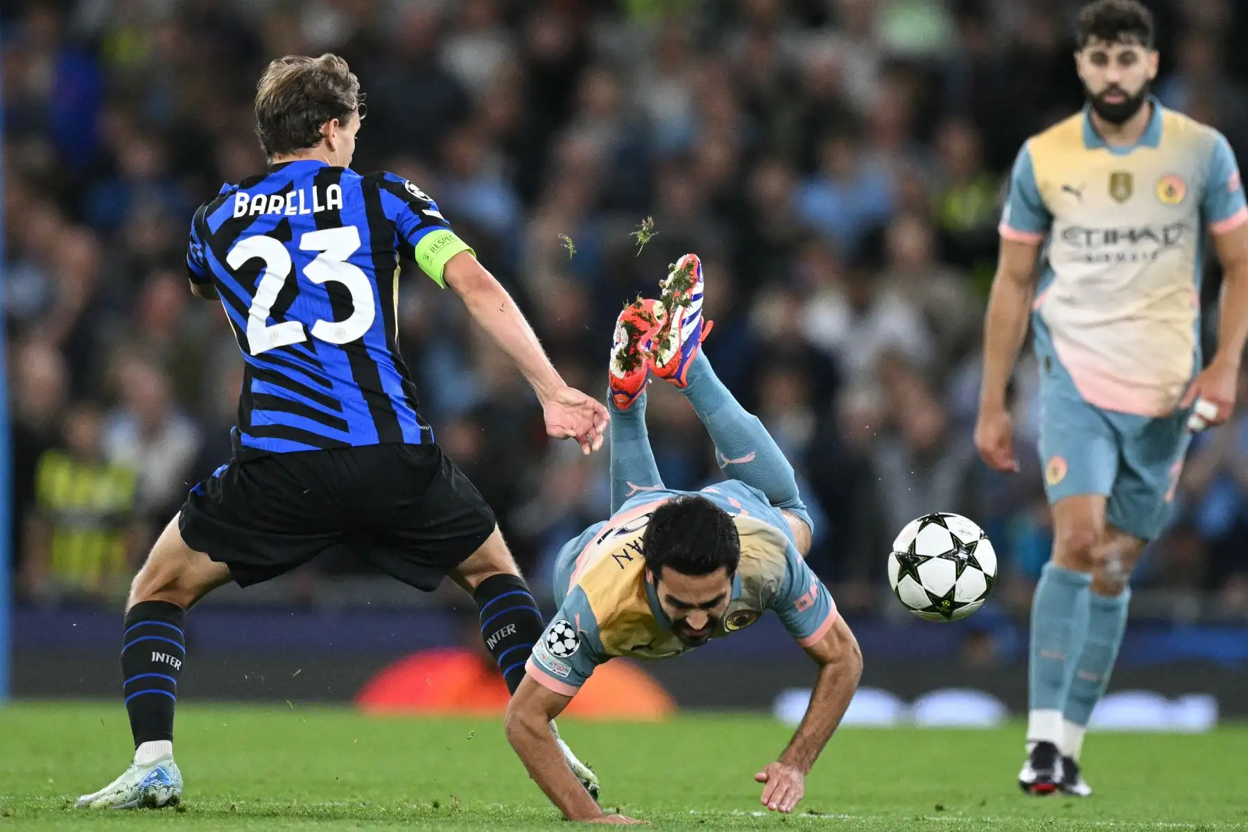 El centrocampista italiano del Inter de Milán, Nicolo Barella  compite con el centrocampista alemán del Manchester City, Ilkay Gundogan  durante la Liga de Campeones de la UEFA, partido de fútbol de fase liguera entre el Manchester City y el Inter de Milán en el estadio Etihad, en Manchester, al norte. oeste de Inglaterra.
Foto: AFP