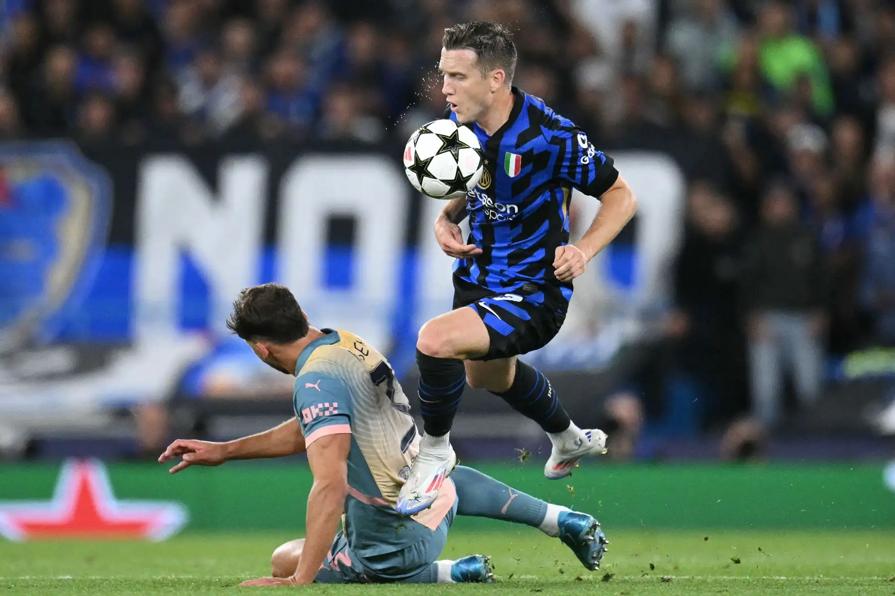 El defensor portugués del Manchester City,  Ruben Dias es amonestado por esta falta contra el centrocampista polaco del Inter de Milán #07 Piotr Zielinski durante la Liga de Campeones de la UEFA, partido de fútbol de fase liguera entre el Manchester City y el Inter de Milán en el estadio Etihad, en Manchester, noroeste de Inglaterra.
Foto: AFP