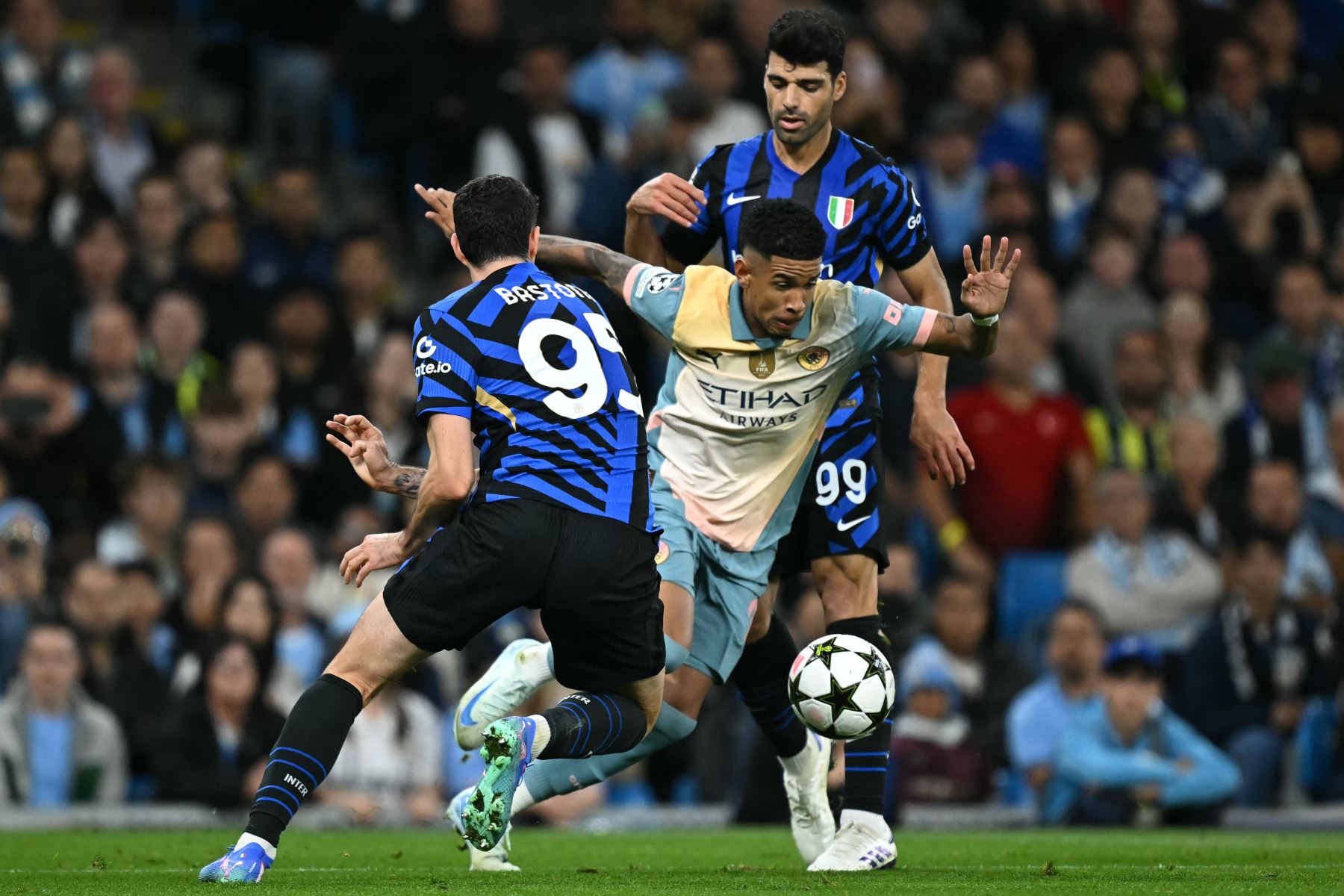 El centrocampista brasileño del Manchester City, Savinho  compite con el defensor italiano del Inter de Milán, Alessandro Bastoni  y el delantero iraní del Inter de Milán, Mehdi Taremi  durante la Liga de Campeones de la UEFA, partido de fútbol de fase liguera entre el Manchester City y el Inter Milán en el estadio Etihad, en Manchester, noroeste de Inglaterra.
Foto: AFP