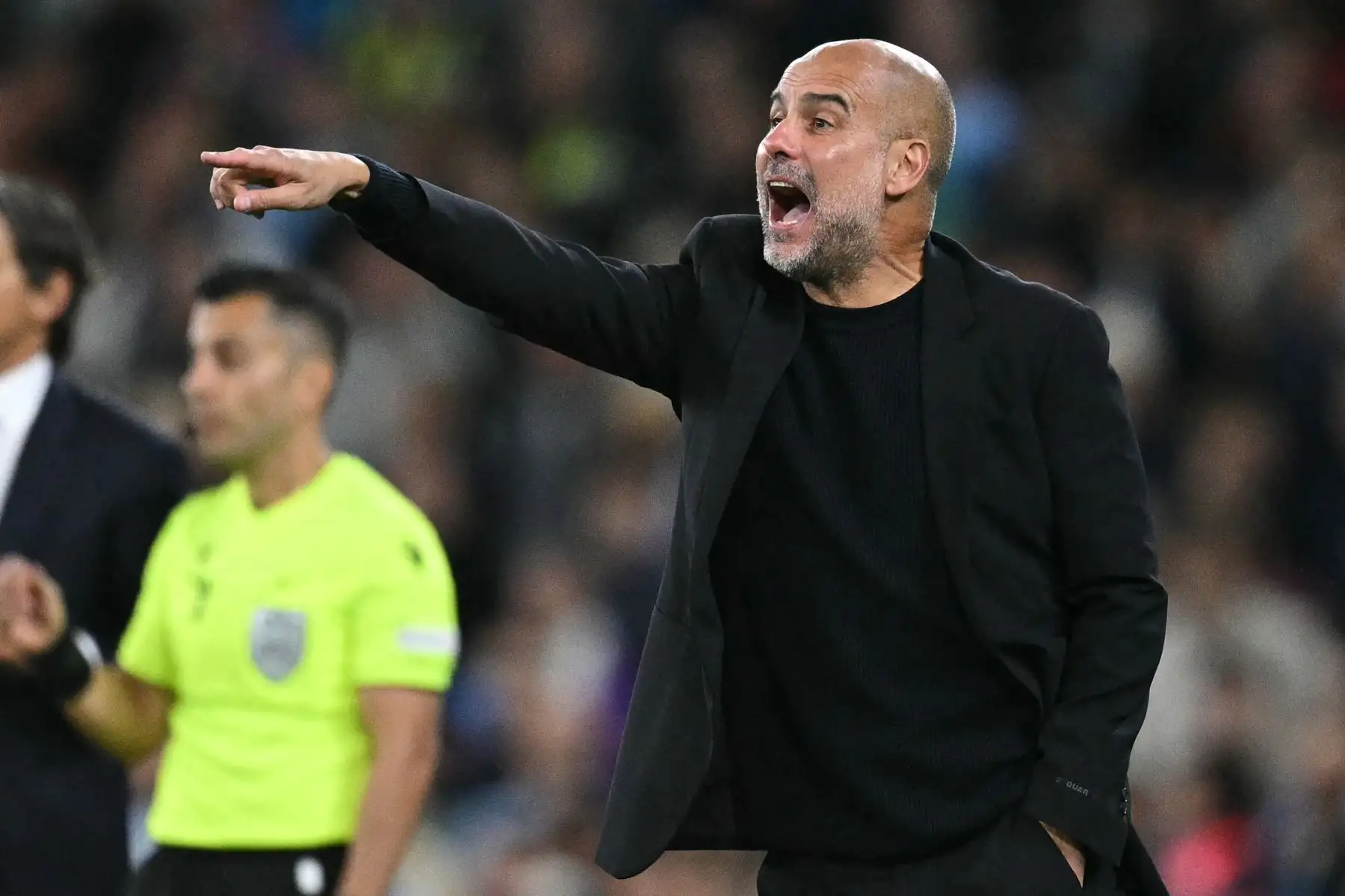 El técnico español del Manchester City, Pep Guardiola, hace gestos en la línea de banda durante el partido de fútbol de la fase de liga de la Liga de Campeones de la UEFA entre el Manchester City y el Inter de Milán en el estadio Etihad, en Manchester, noroeste de Inglaterra.
Foto: AFP