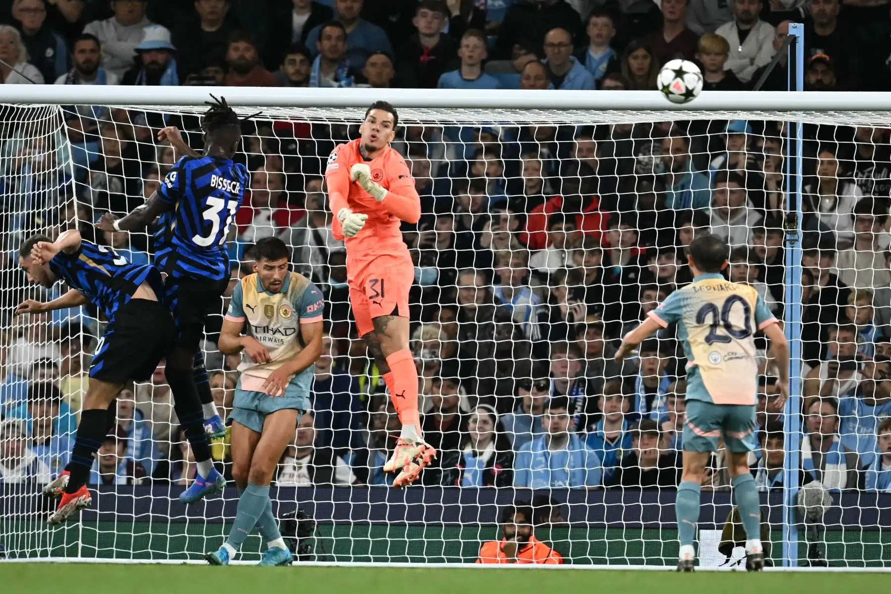 El portero brasileño Ederson (L) del Manchester City patea el balón durante el partido de fútbol de la fase de liga de la Liga de Campeones de la UEFA entre el Manchester City y el Inter de Milán. Foto: AFP
