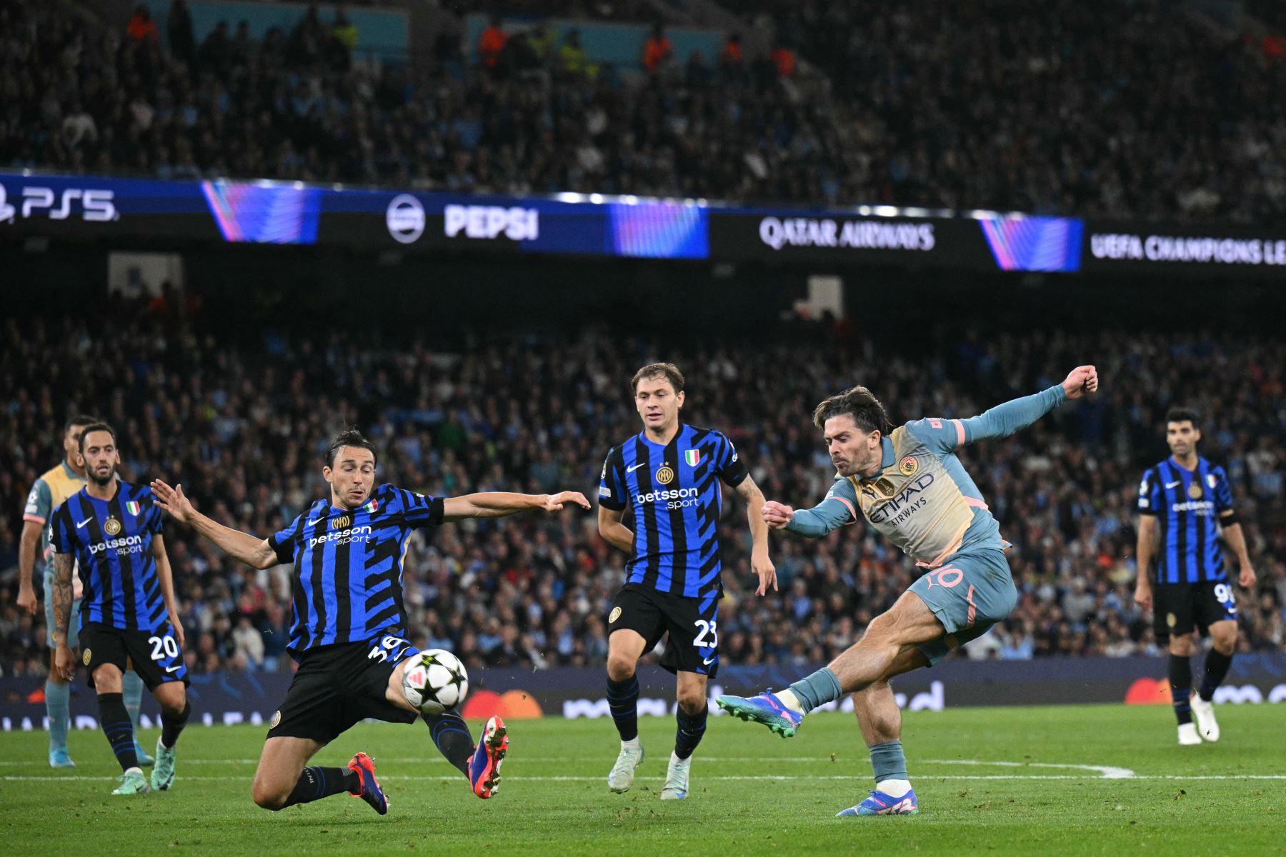 El defensor italiano del Inter de Milán, Matteo Darmian bloquea este disparo del centrocampista inglés del Manchester City, Jack Grealish  durante la Liga de Campeones de la UEFA, partido de fútbol de fase liguera entre Manchester City y el Inter de Milán en el estadio Etihad, en Manchester. noroeste de Inglaterra.
Foto: AFP